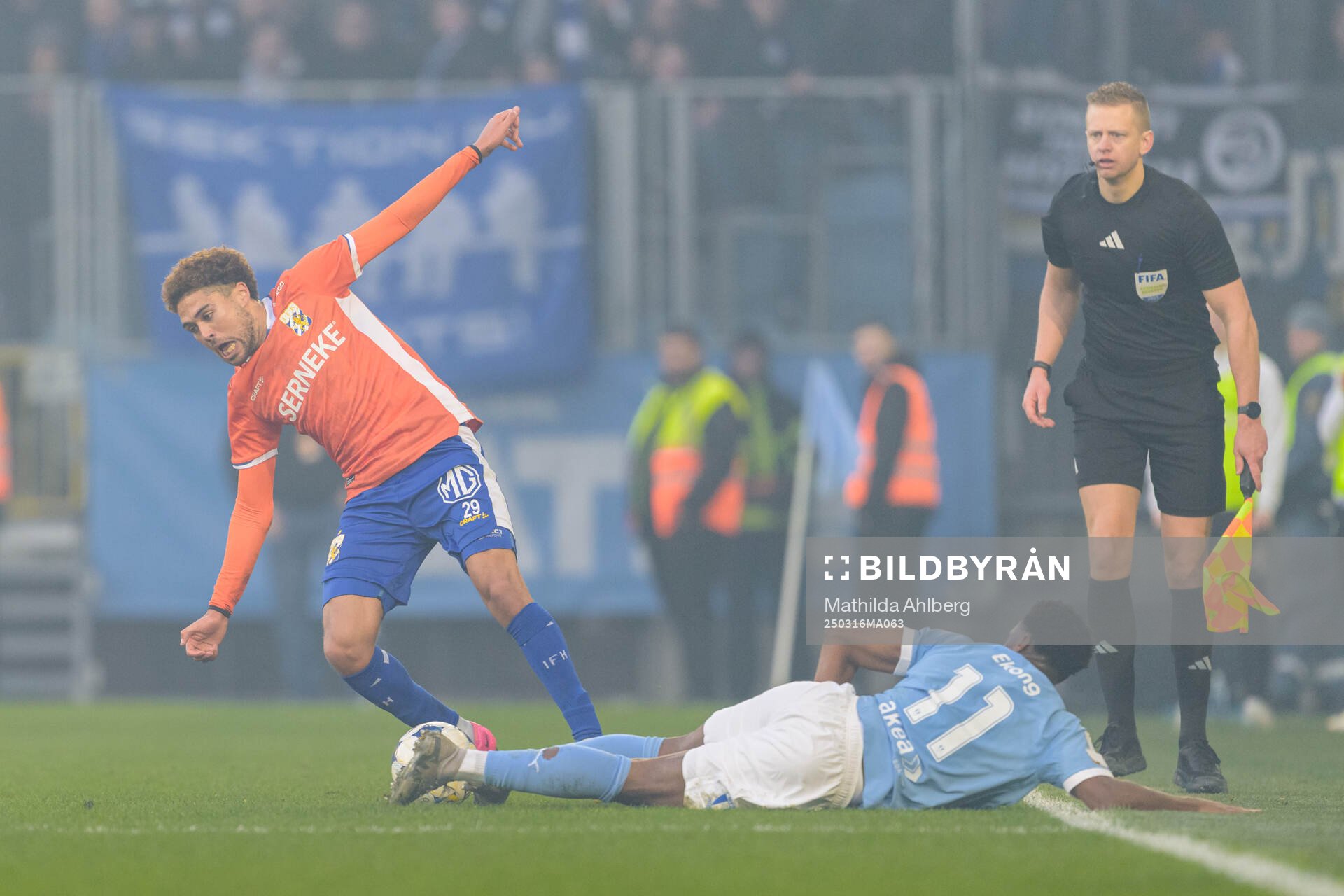 IFK Göteborgs Thomas Santos och Malmö FFs Emmanuel Ekong