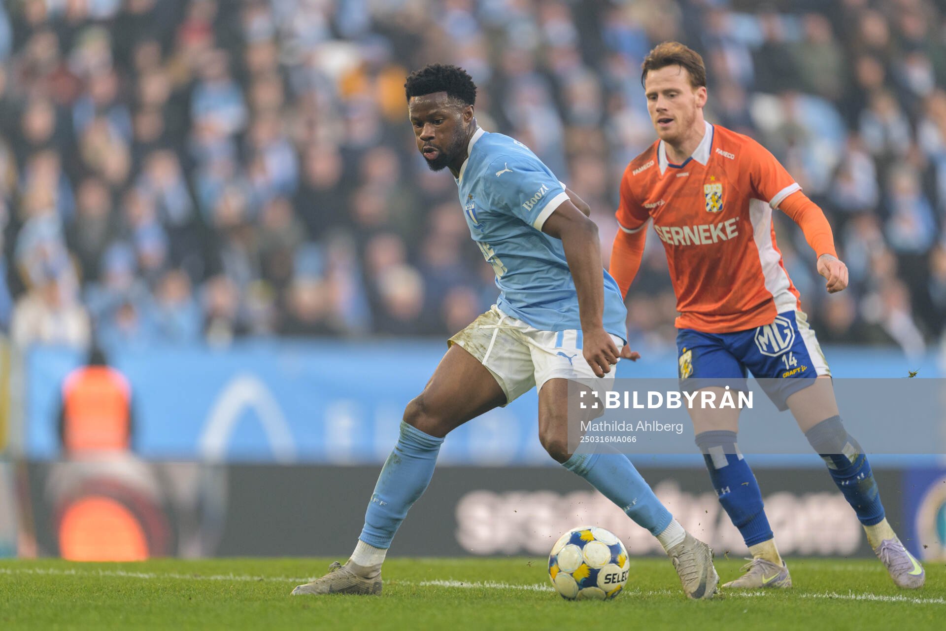 Malmö FFs Emmanuel Ekong och IFK Göteborgs Tobias Heintz