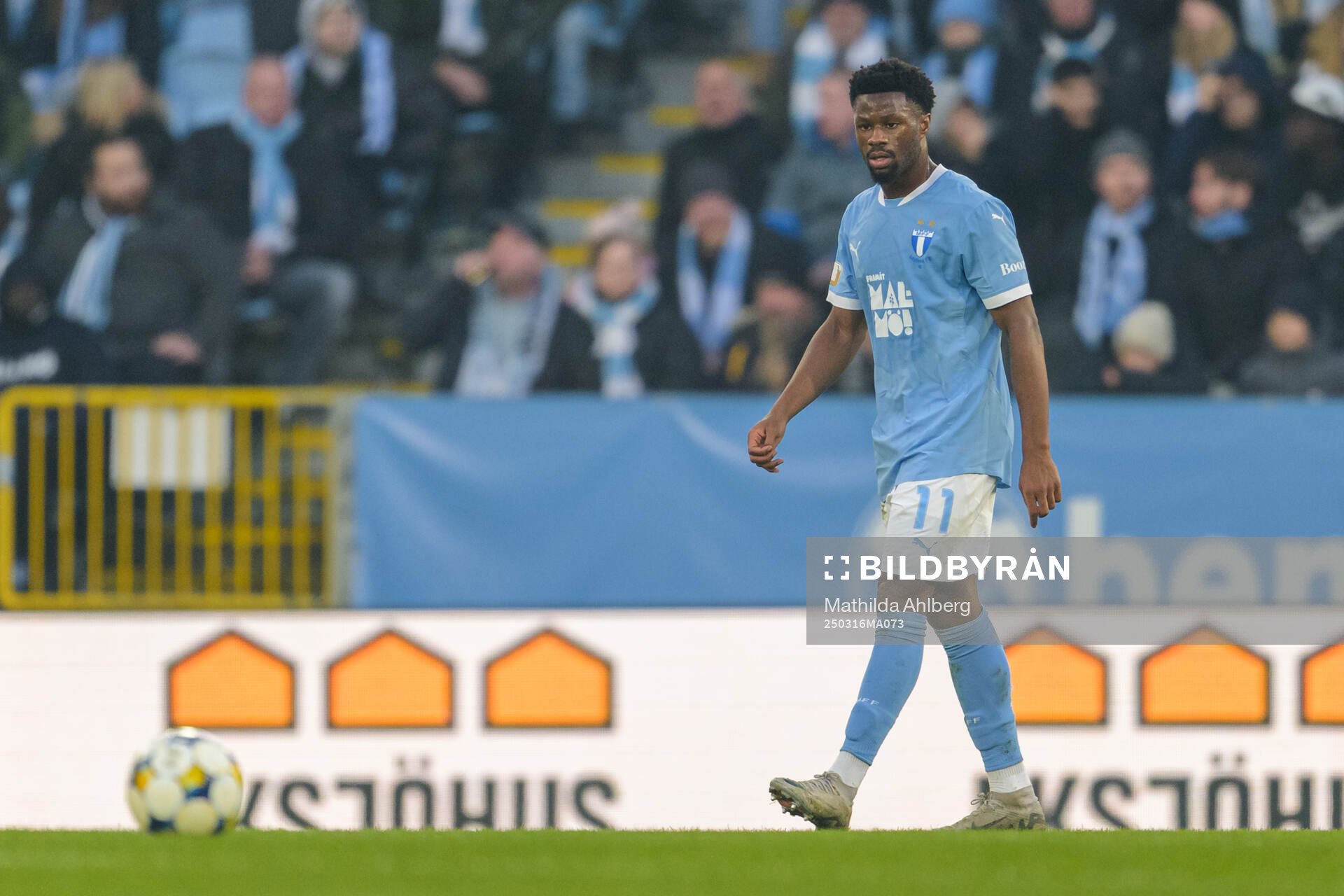 Malmö FFs Emmanuel Ekong deppar