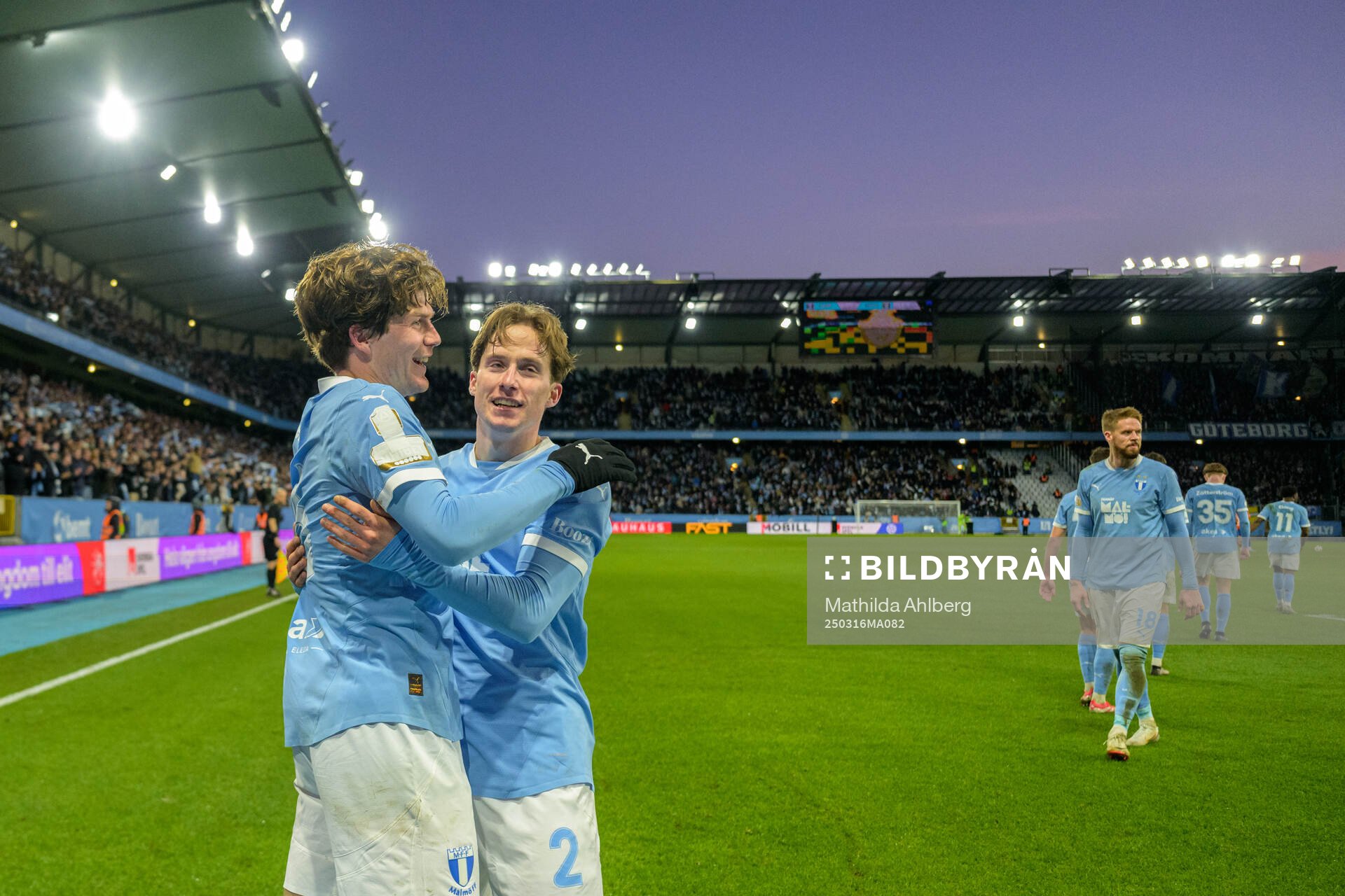Malmö FFs Oliver Berg och Johan Karlsson jublar efter 3-2 under semifinalen i Svenska Cupen mellan Malmö FF och IFK Göteborg den 16 mars 2025 i Malmö.