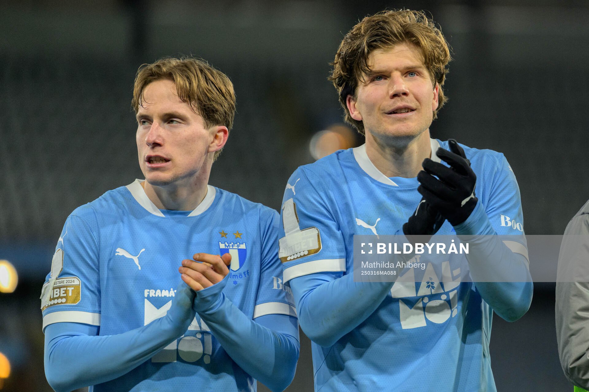 Malmö FFs Johan Karlsson och Oliver Berg jublar efter matchen under semifinalen i Svenska Cupen mellan Malmö FF och IFK Göteborg den 16 mars 2025 i Malmö.