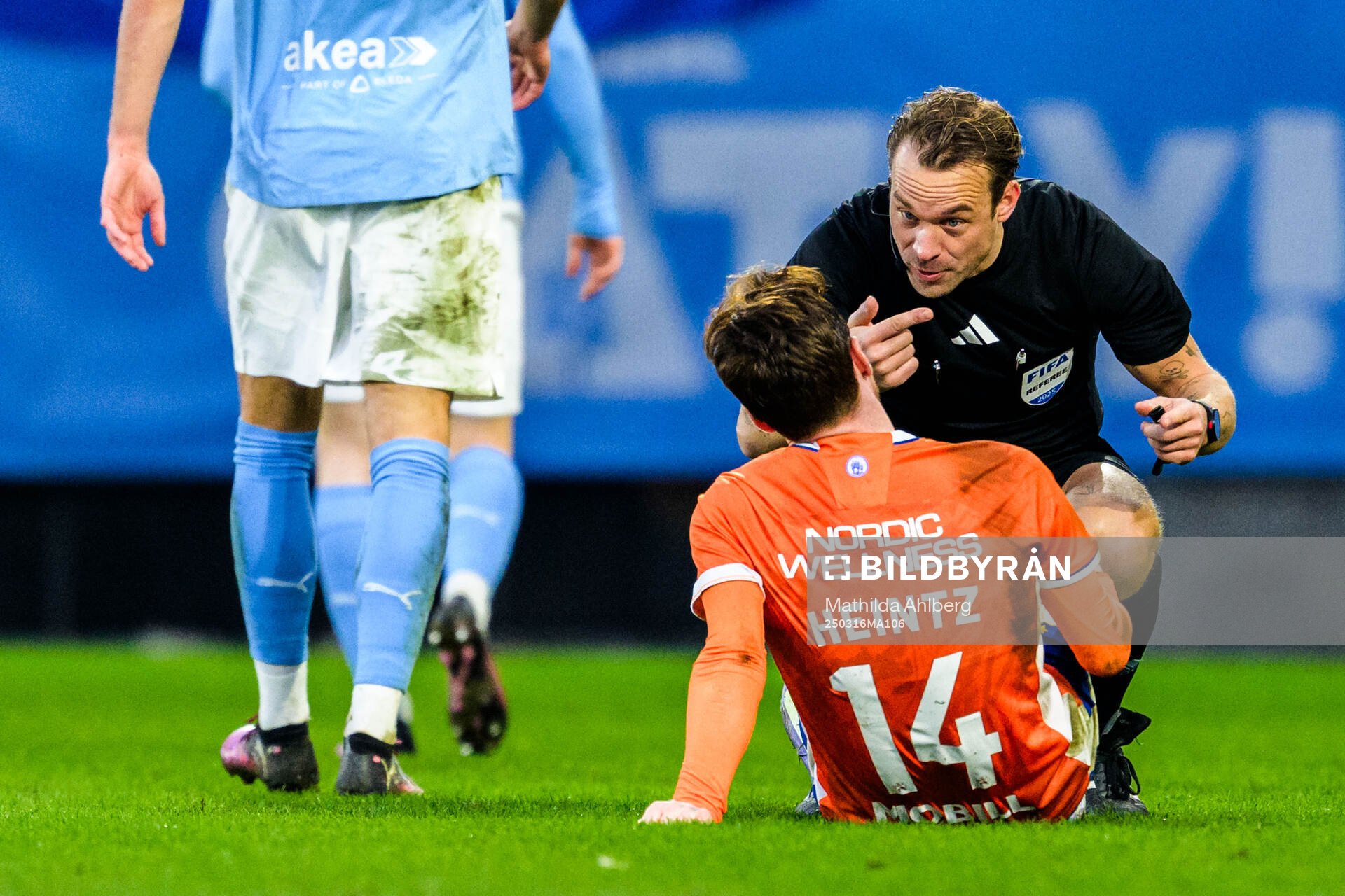 Domare Kristoffer Karlsson och IFK Göteborgs Tobias Heintz