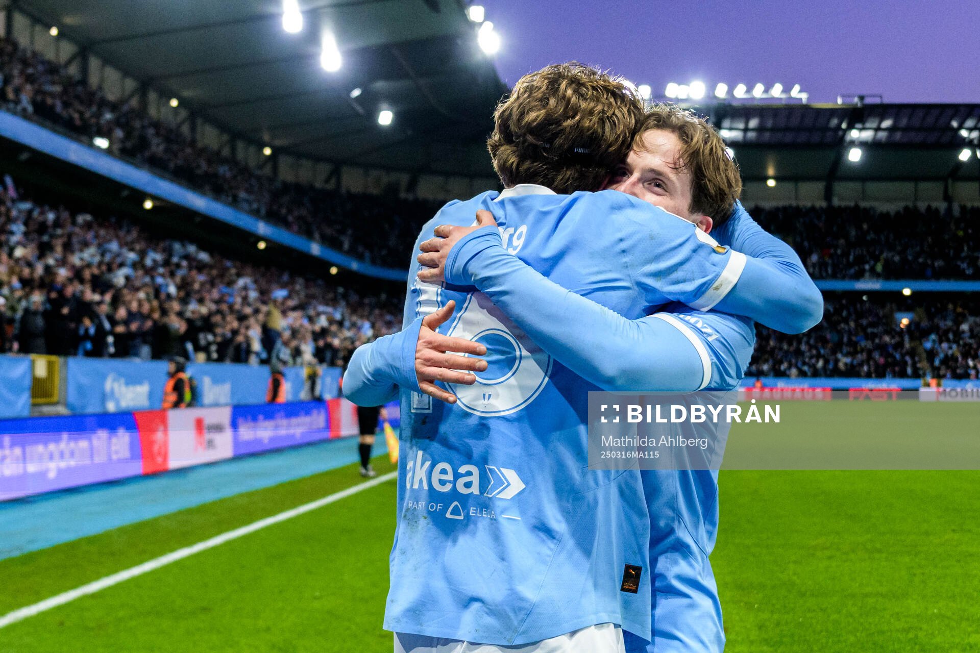 Malmö FFs Oliver Berg och Johan Karlsson jublar