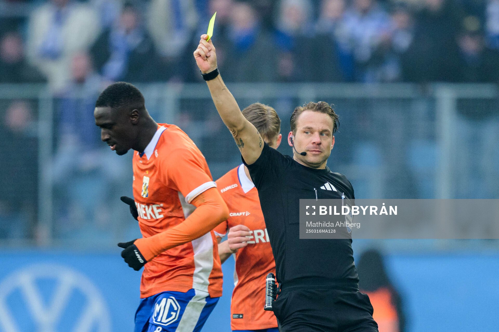 IFK Göteborgs Imam Jagne och domare Kristoffer Karlsson
