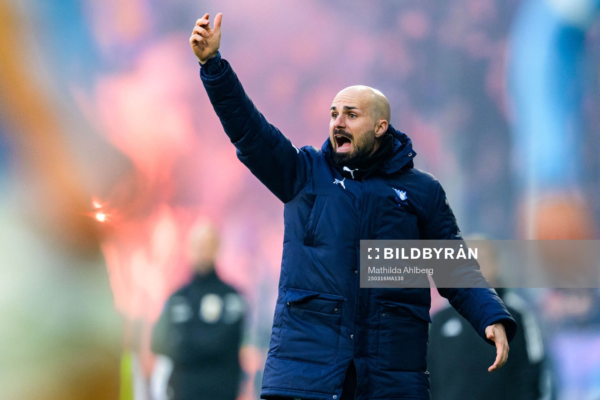 Malmö FFs assisterande tränare Julián Marin Bazalo under semifinalen i Svenska Cupen mellan Malmö FF och IFK Göteborg den 16 mars 2025 i Malmö.