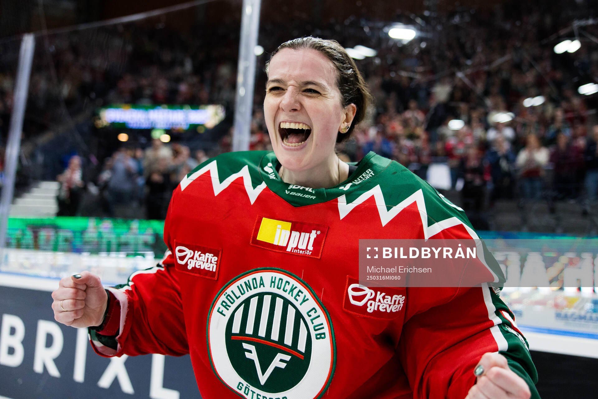 Frölundas målvakt Stephanie Neatby jublar