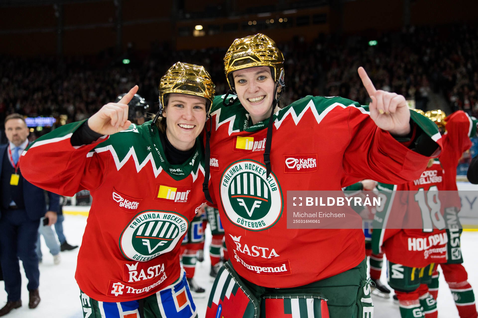 Frölundas Andrea Dalen och målvakt Stephanie Neatby jublar