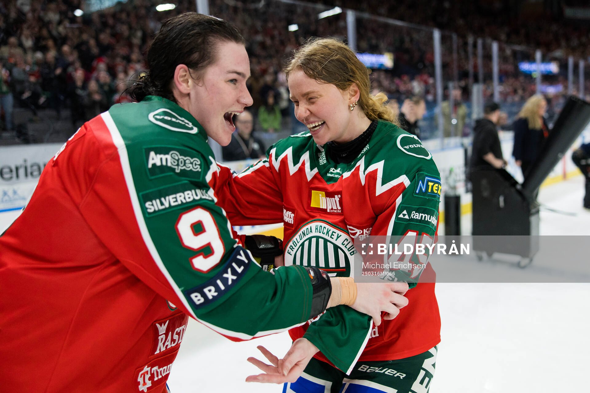 Frölundas Alva Johnsson och Paula Bergström jublar