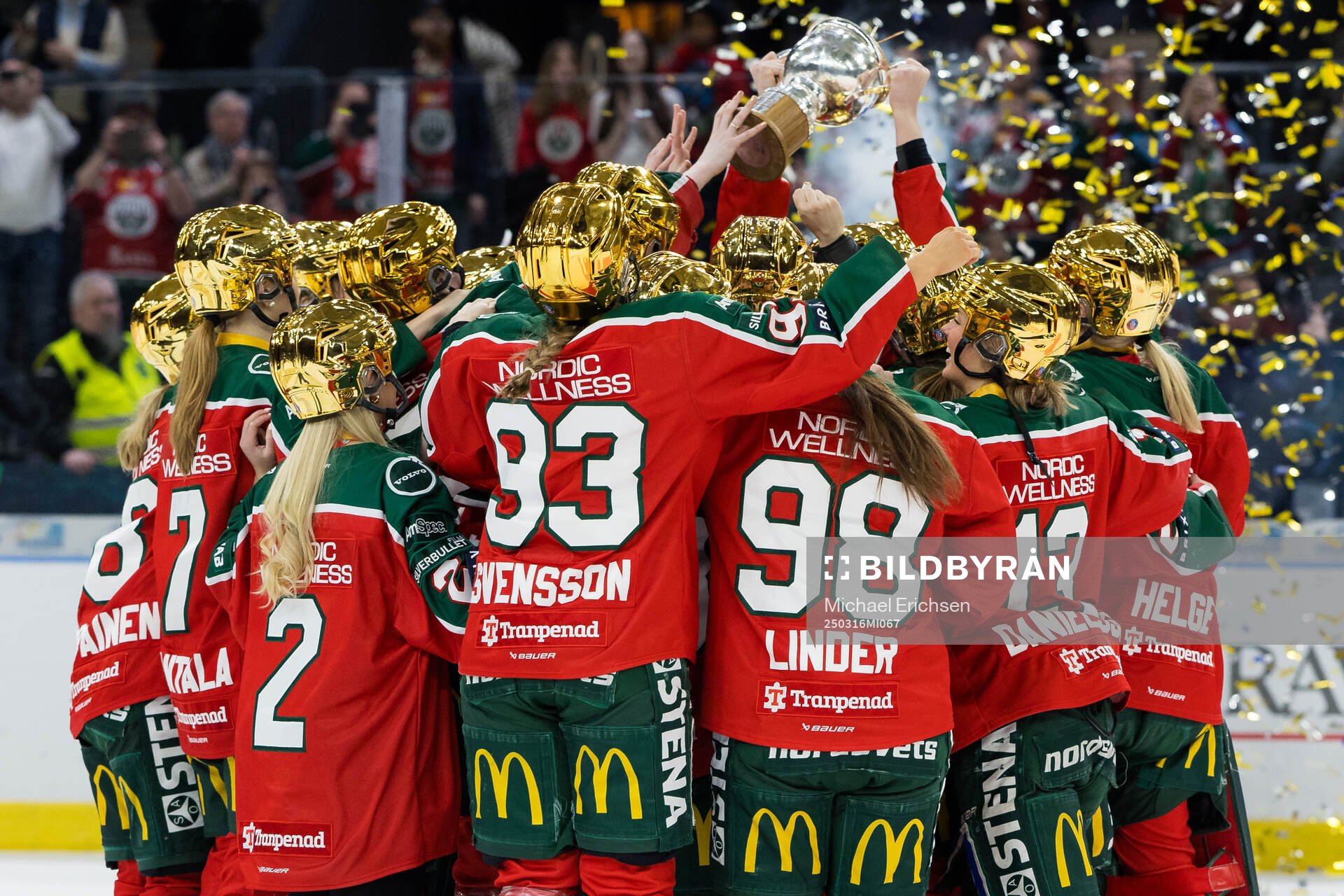 Frölundas spelare jublar med pokalen