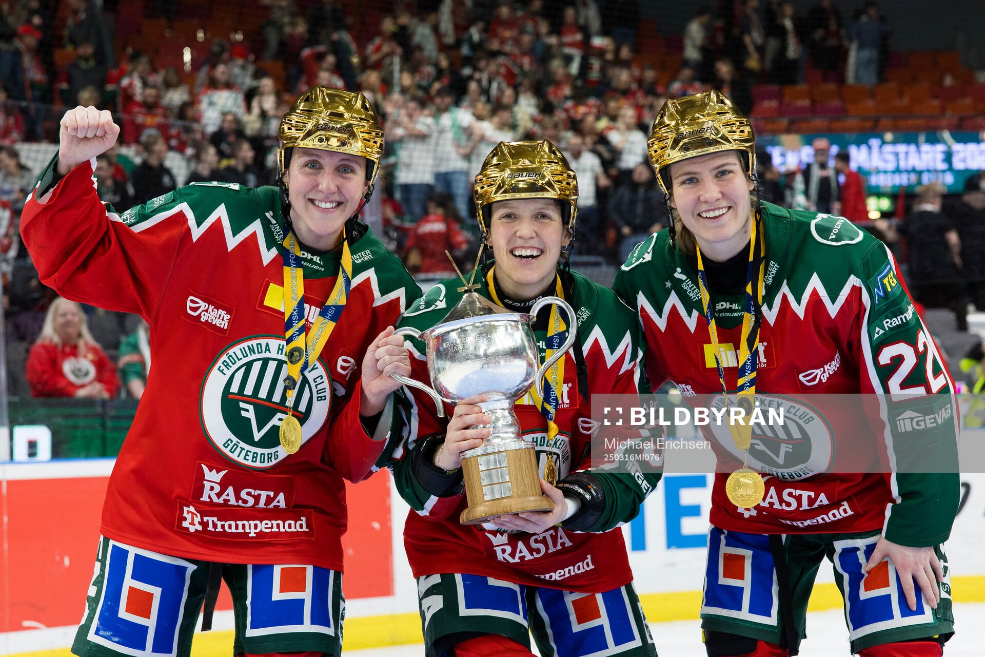Hanna Olsson, Michelle Karvinen och Andrea Dalen jublar med