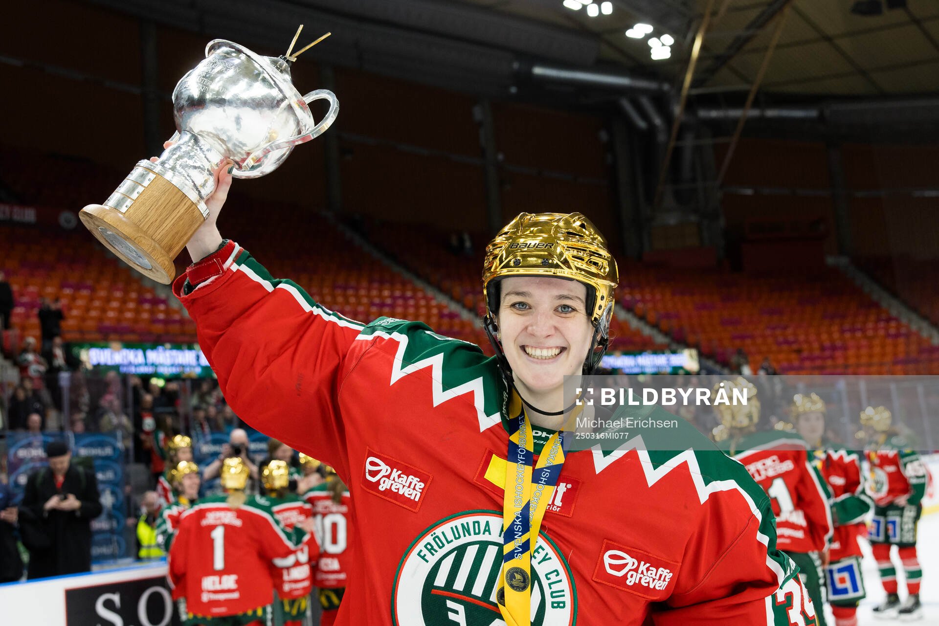 Frölundas målvakt Stephanie Neatby jublar med pokalen