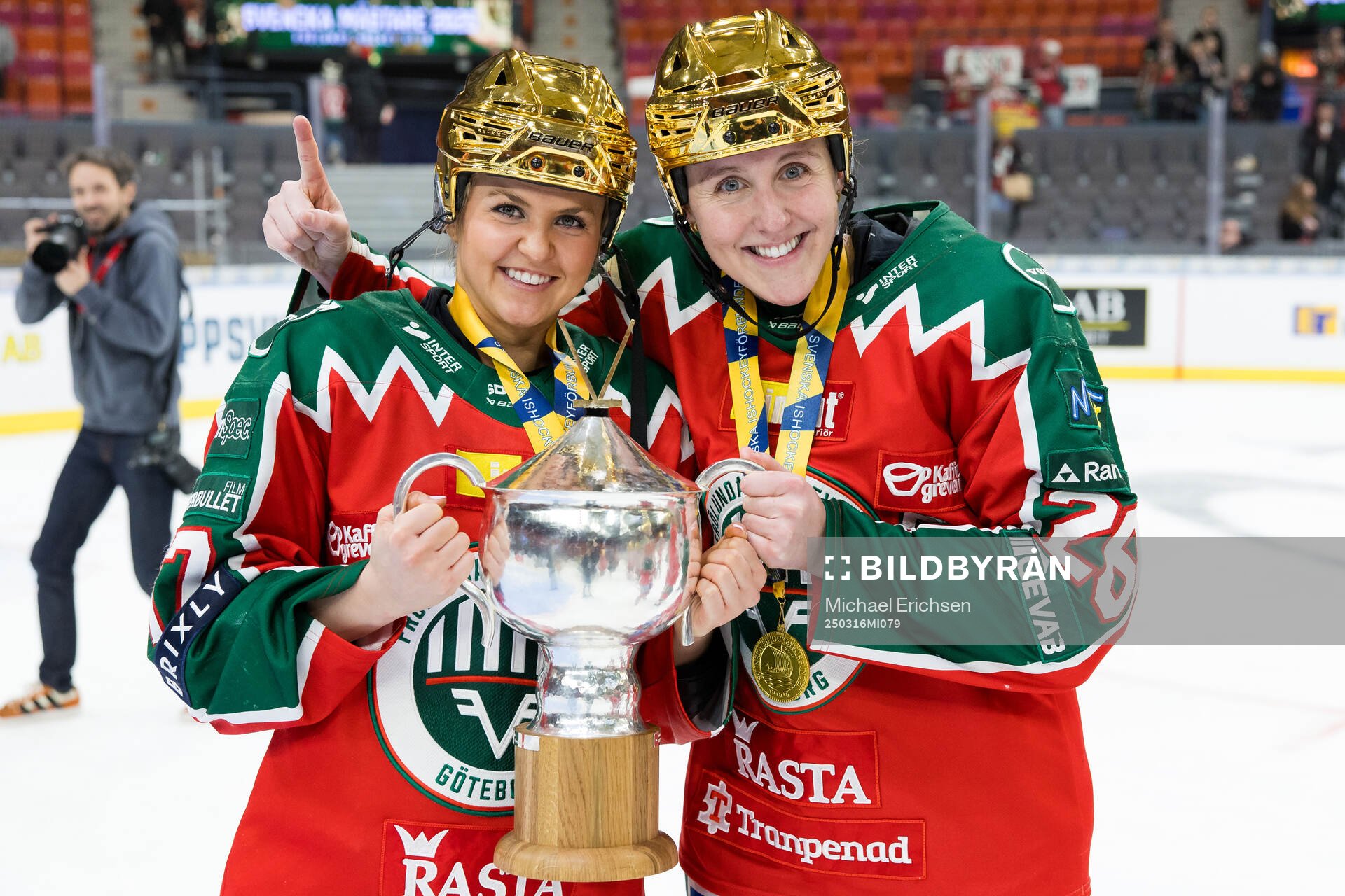 Frölundas Sofie Lundin och Hanna Olsson jublar med pokalen