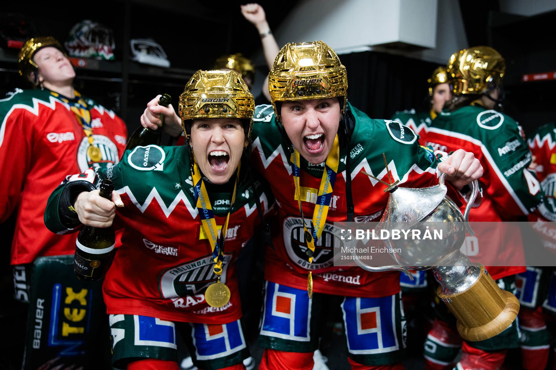 Frölundas Michelle Karvinen och Hanna Olsson jubla