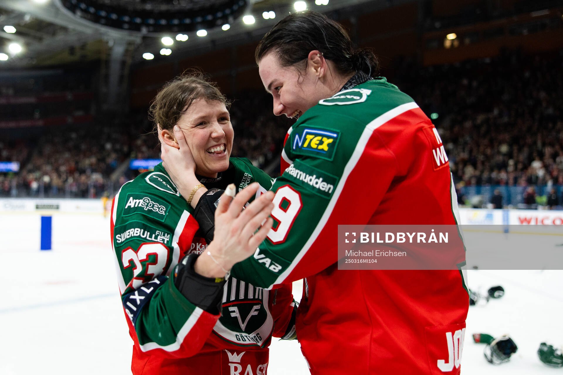 Frölundas Michelle Karvinen jublar ihop med Alva Johnsson