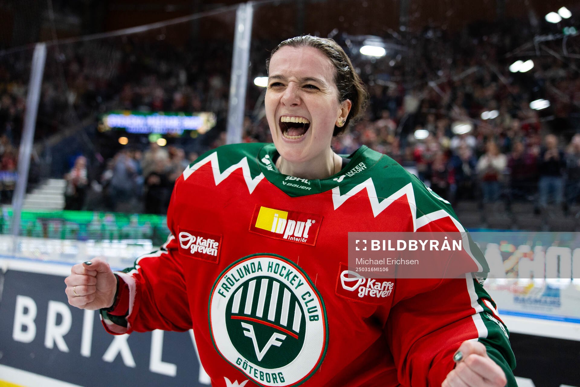 Frölundas målvakt Stephanie Neatby jublar