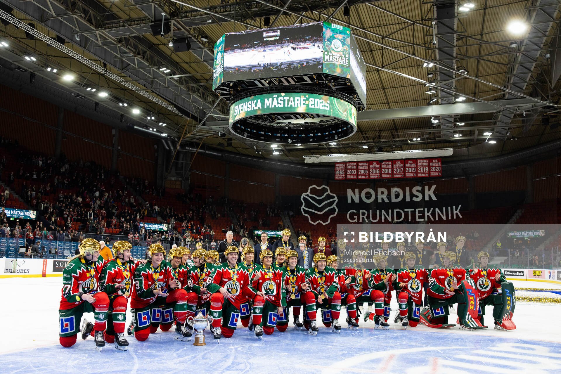 Frölundas spelare jublar och firar med pokalen framför