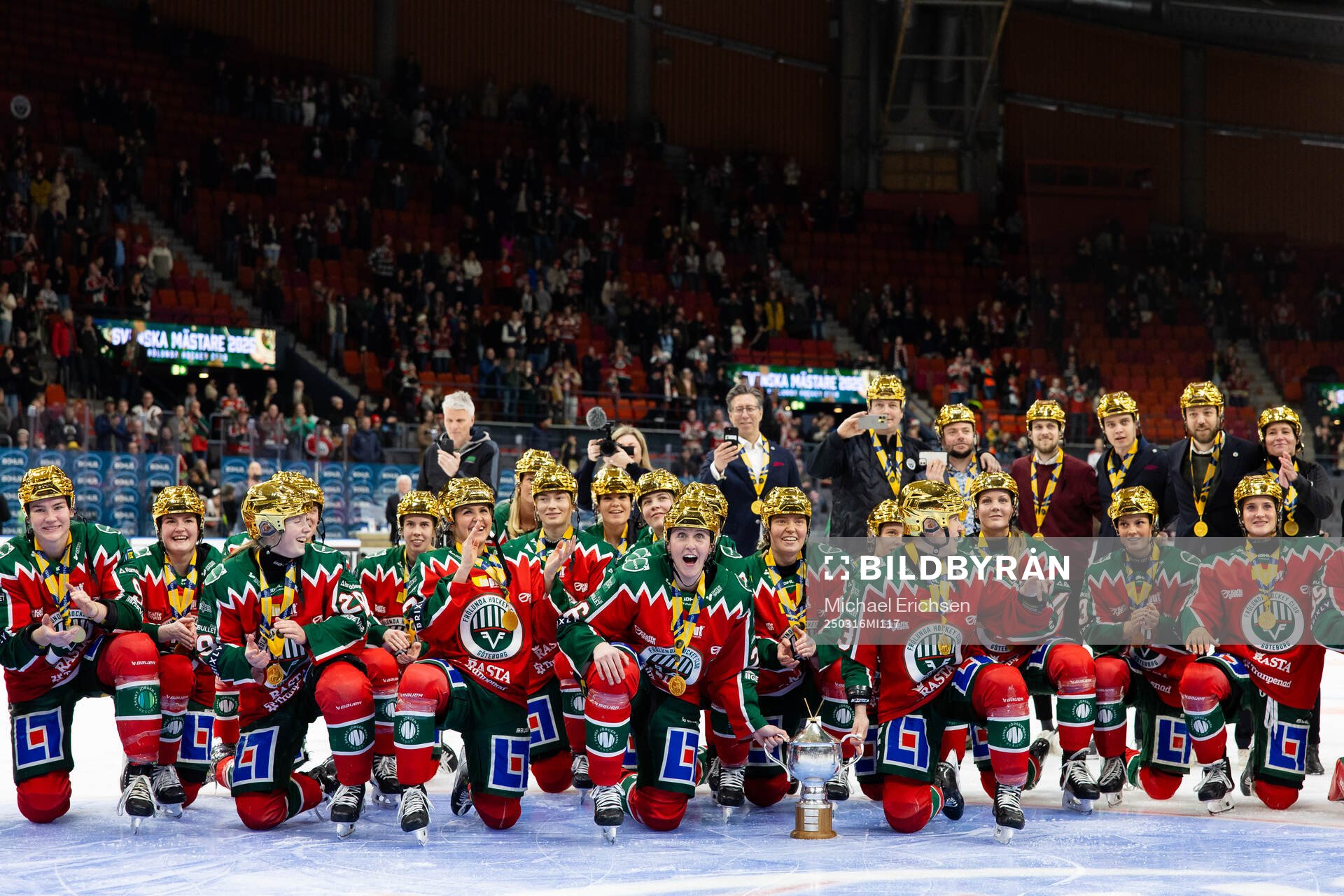 Frölundas spelare jublar och firar med pokalen framför