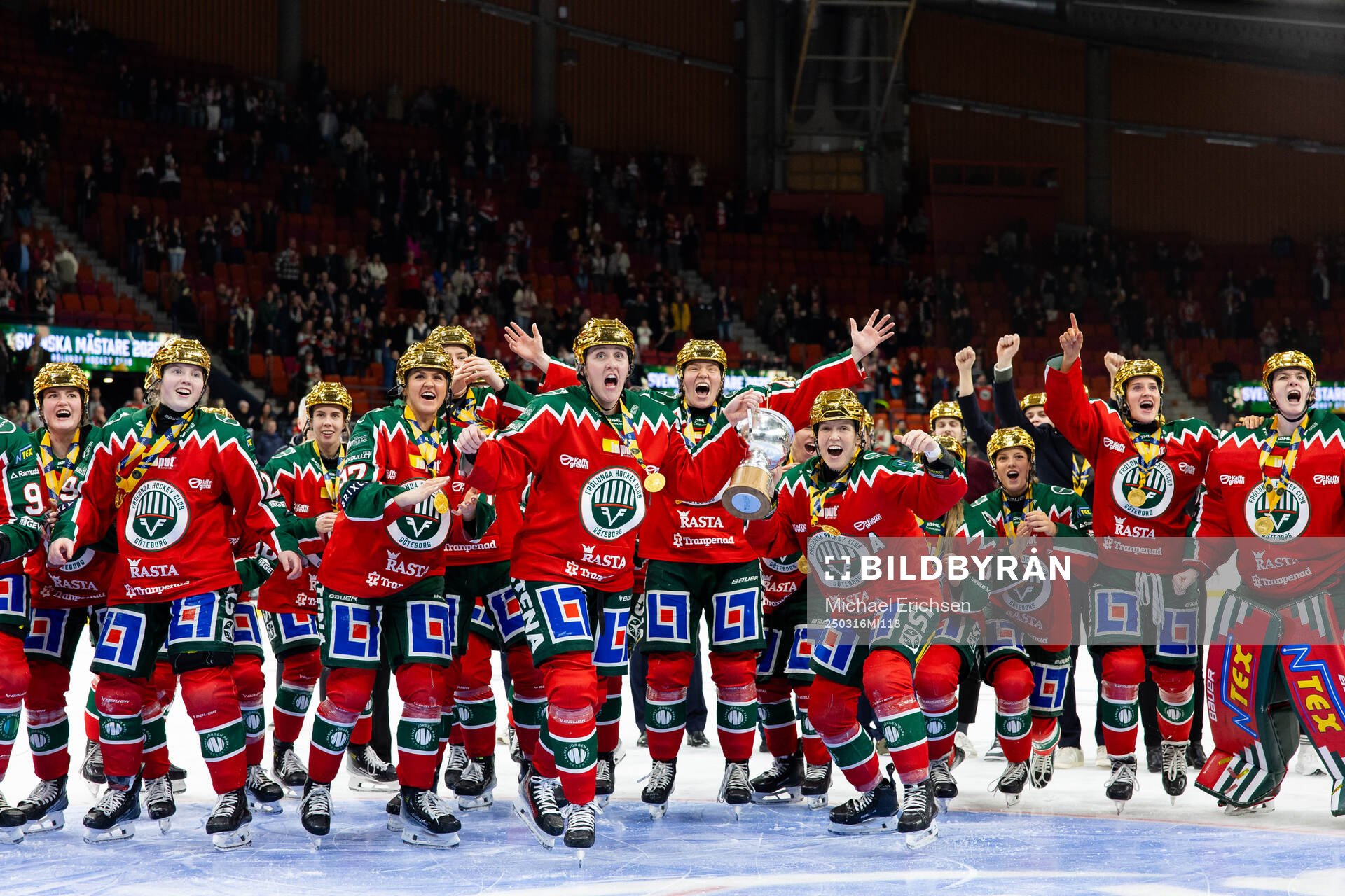 Frölundas spelare jublar och firar med pokalen framför