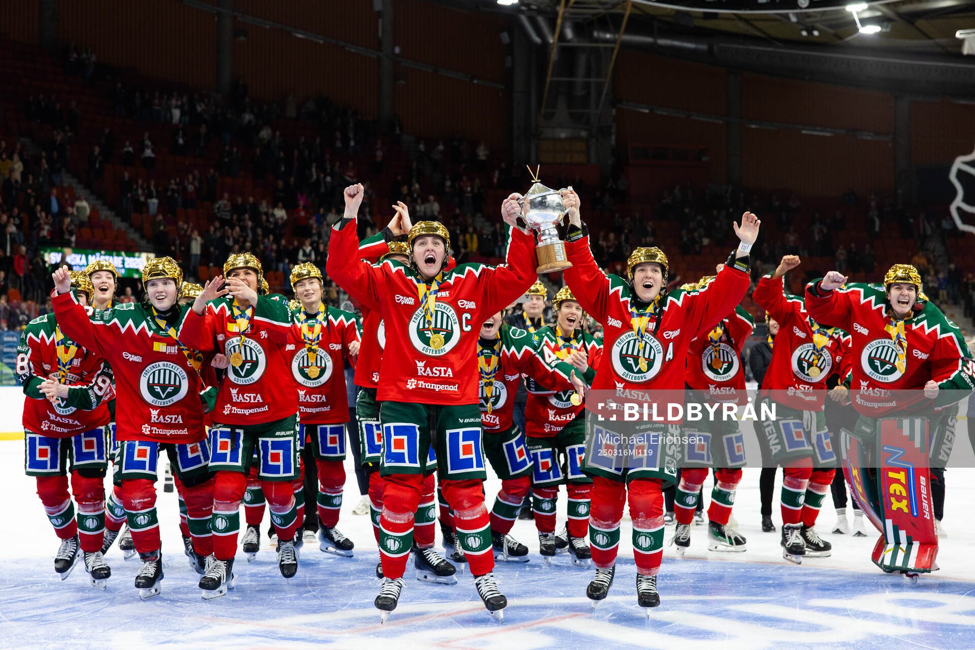Frölundas spelare jublar och firar med pokalen framför