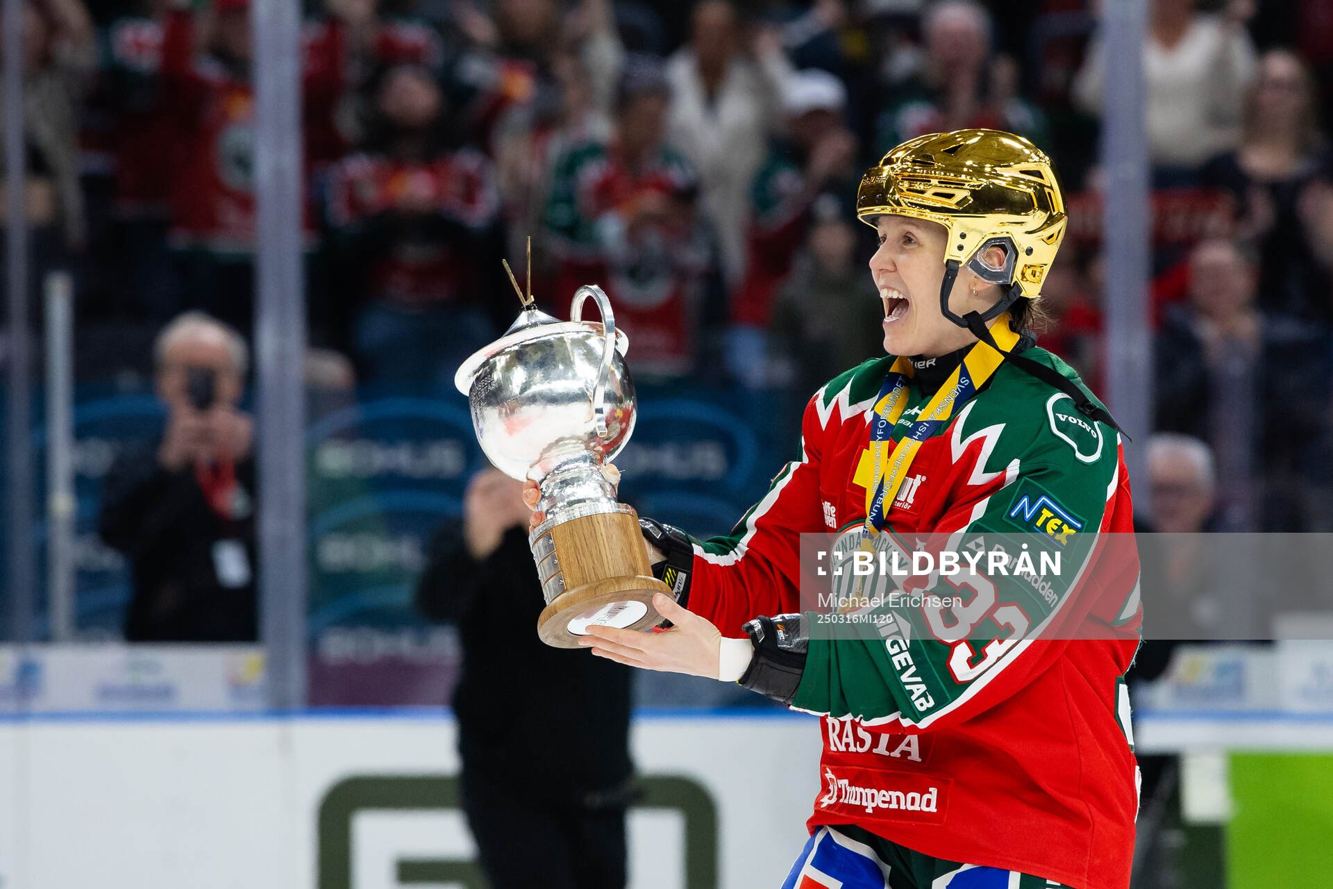 Frölundas Michelle Karvinen jublar med pokalen