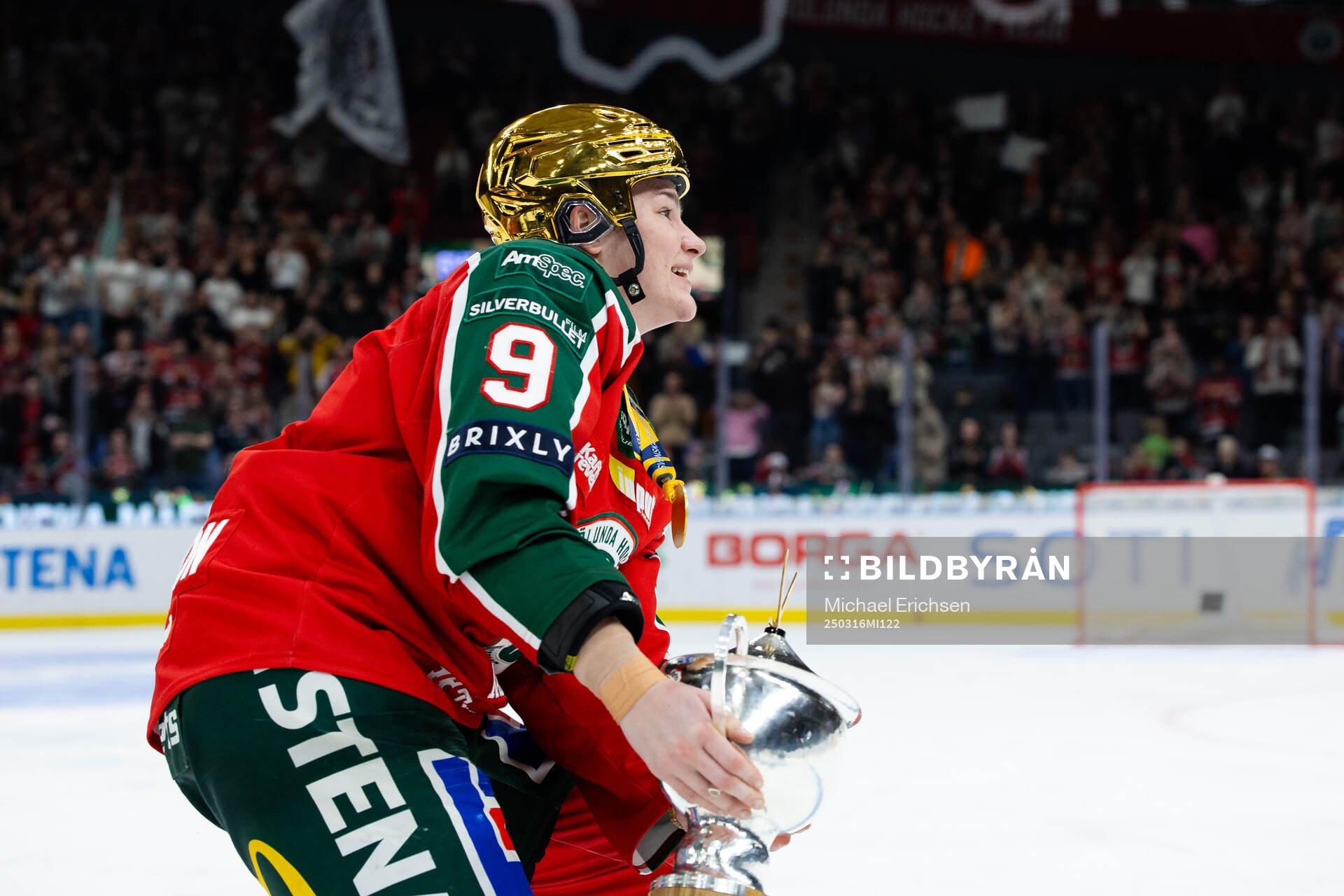 Frölundas Alva Johnsson jublar med pokalen