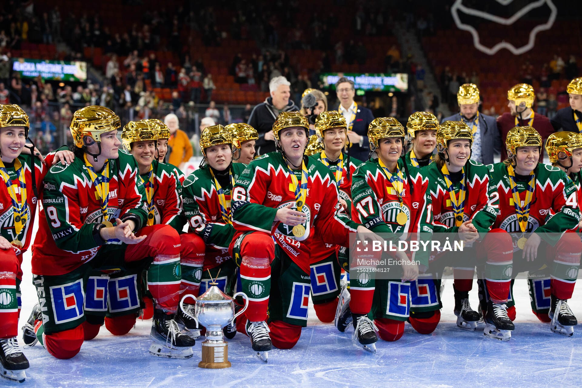 Frölundas spelare jublar och firar med pokalen framför