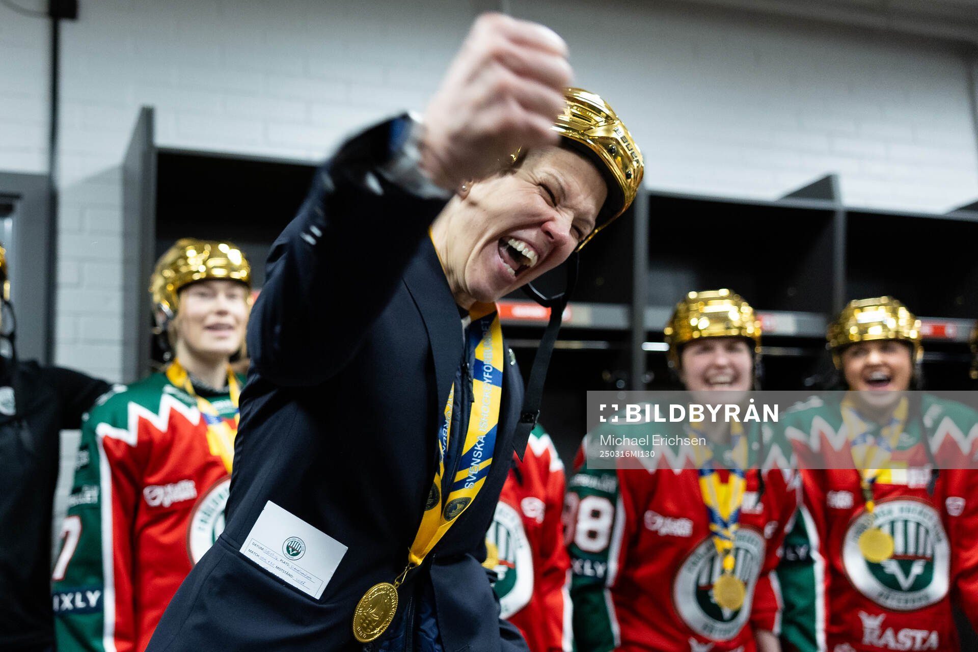 Frölundas tränare Erika Holst jublar i omklädningsrummet