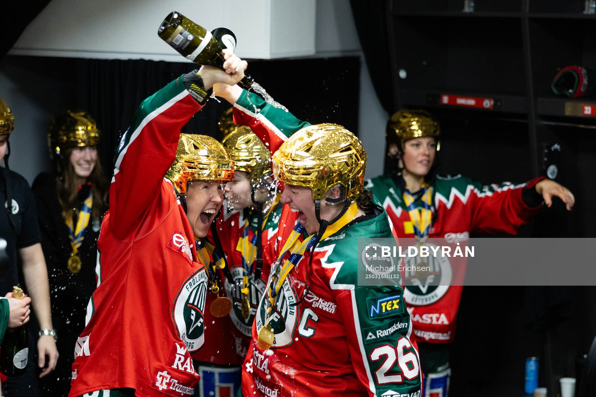 Frölundas Michelle Karvinen och Hanna Olsson  jublar i