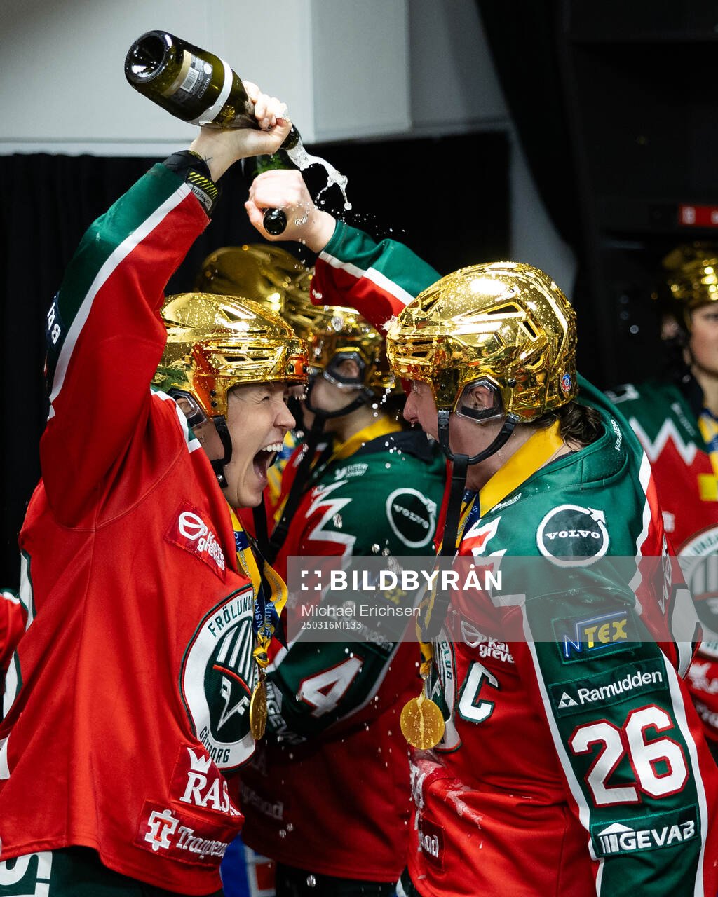 Frölundas Michelle Karvinen och Hanna Olsson  jublar i