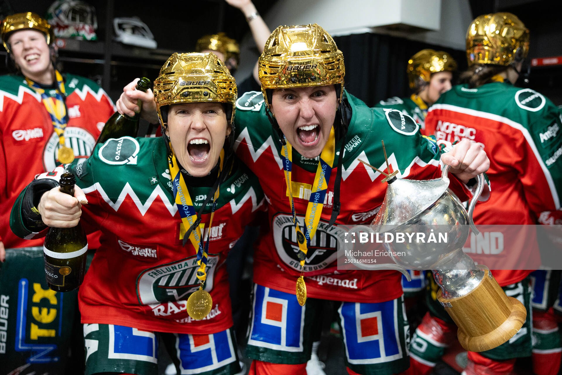 Frölundas Michelle Karvinen och Hanna Olsson jublar med