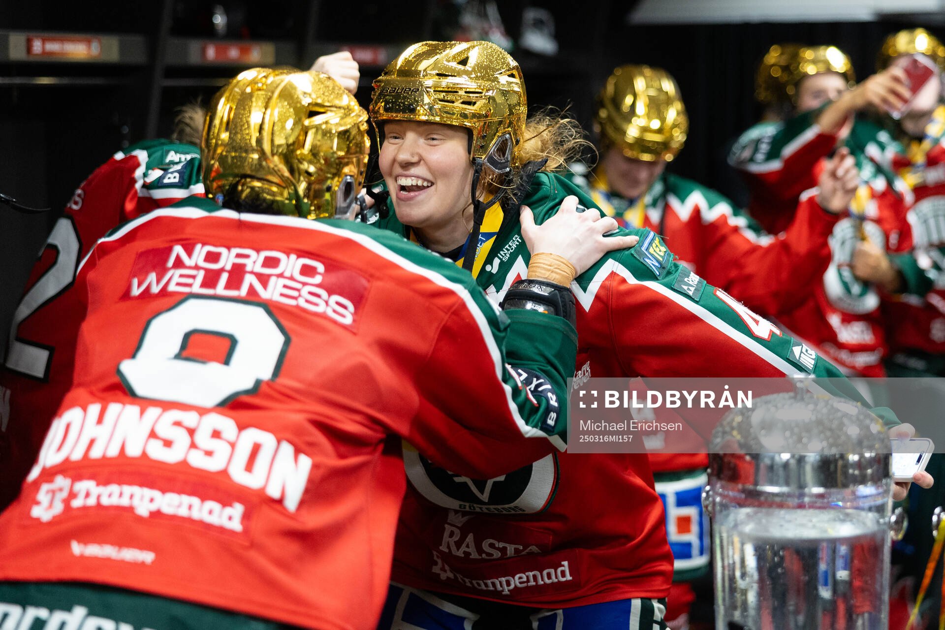 Frölundas Paula Bergström och Alva Johnsson  jublar i