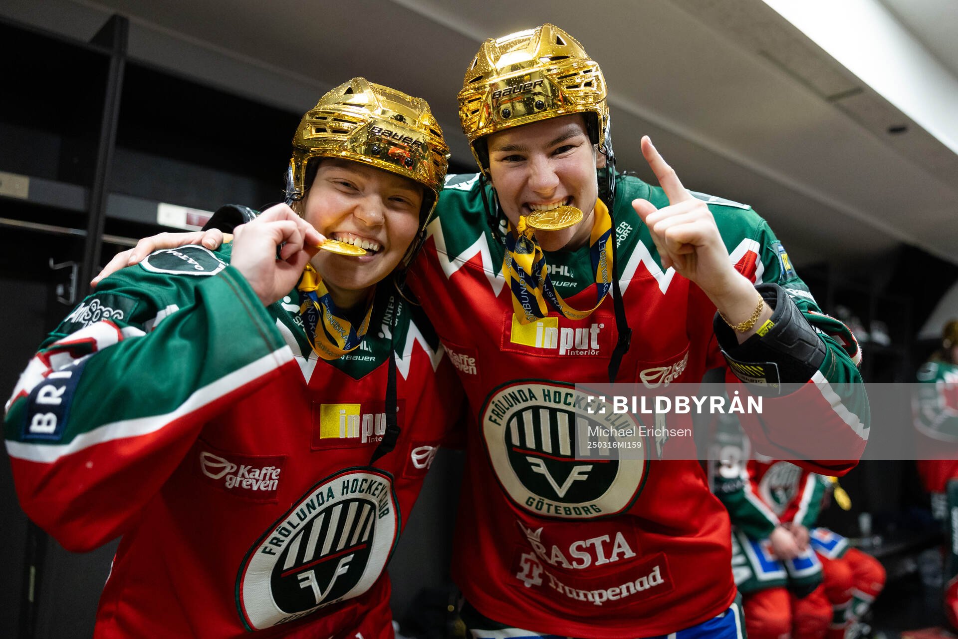 Frölundas Paula Bergström och Alva Johnsson jublar i