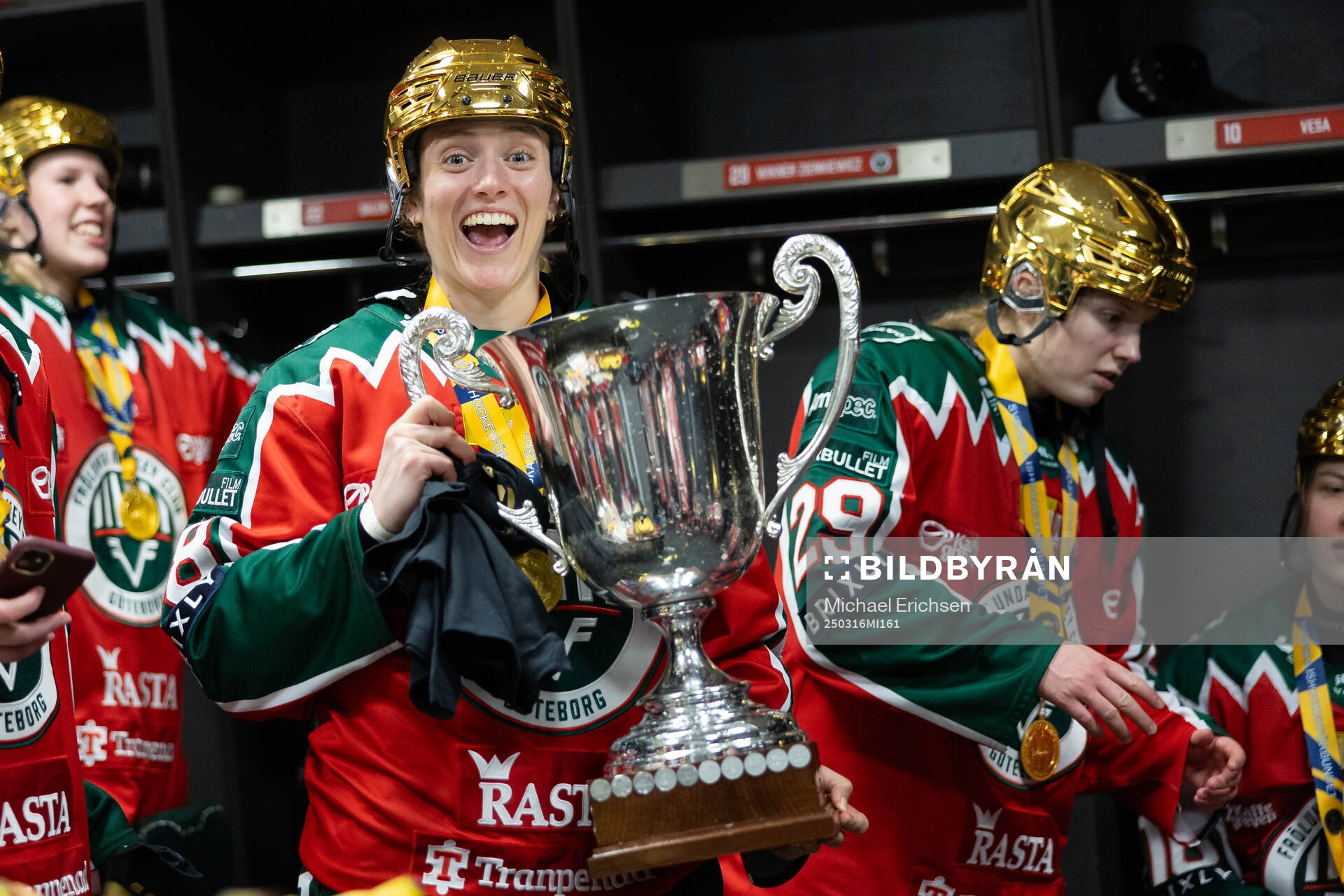 Frölundas Sydney Brodt jublar med pokalen i