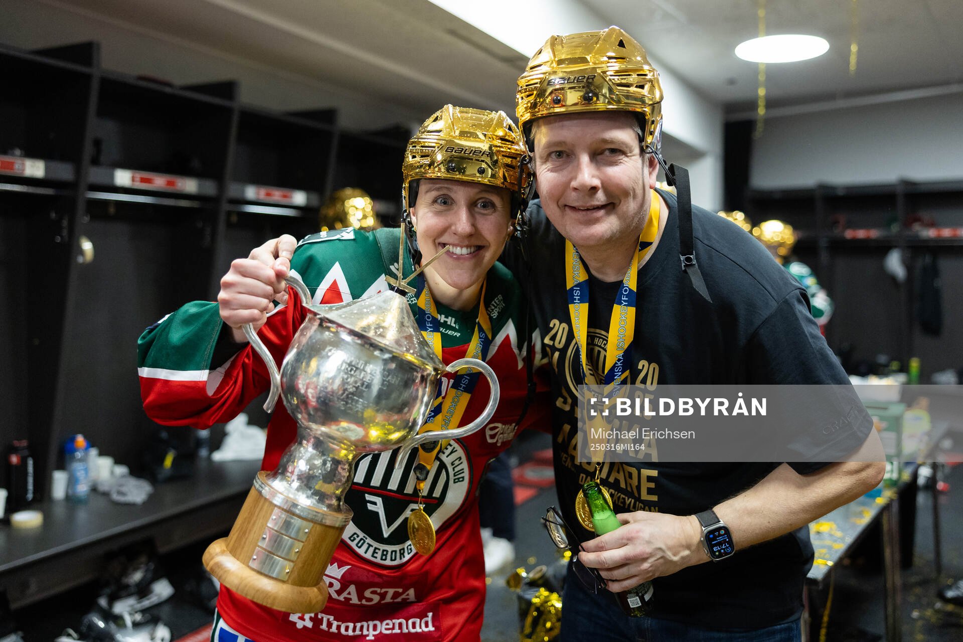 Frölundas Hanna Olsson och materialförvaltare Johan