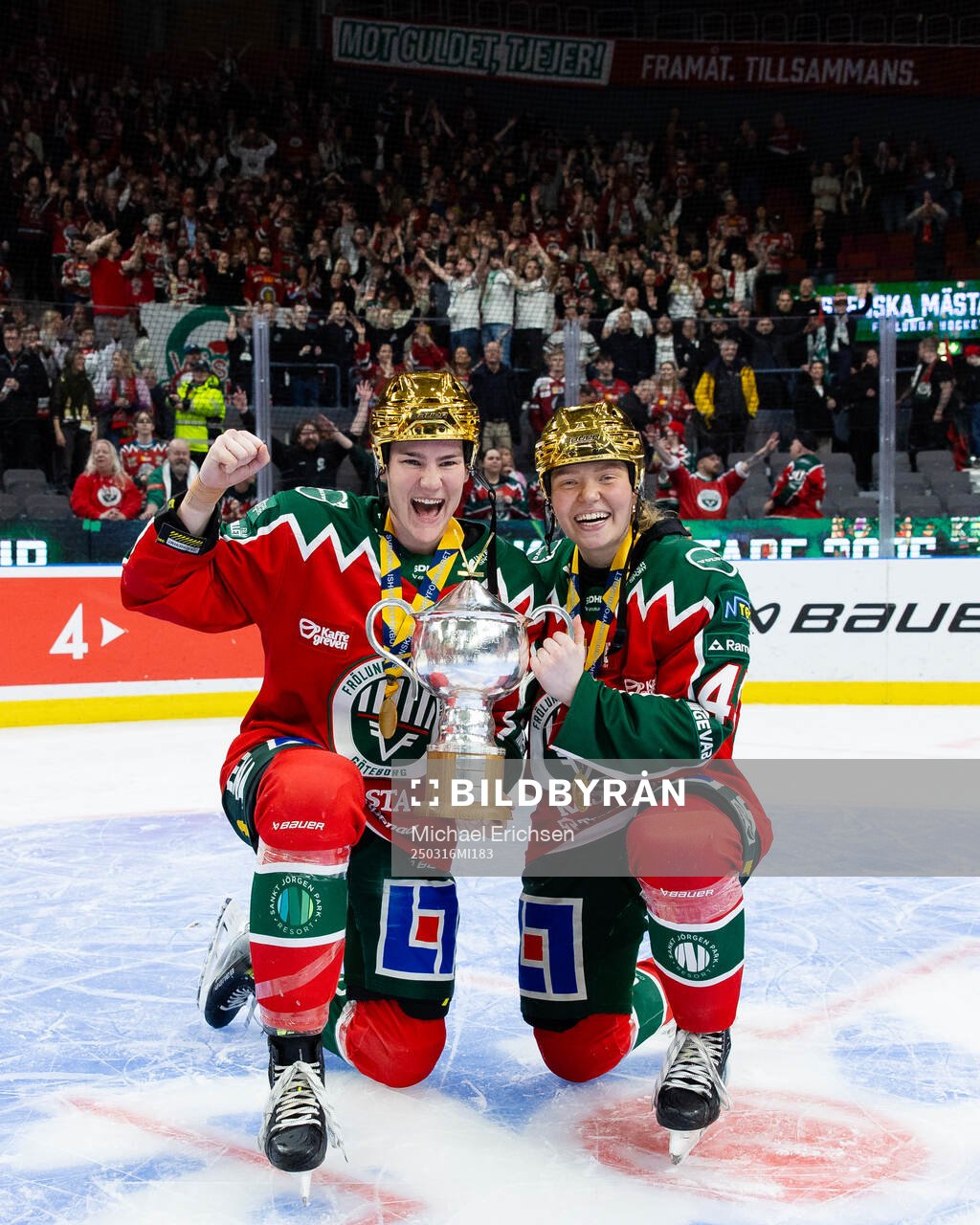 Frölundas Alva Johnsson och Paula Bergström jublar med