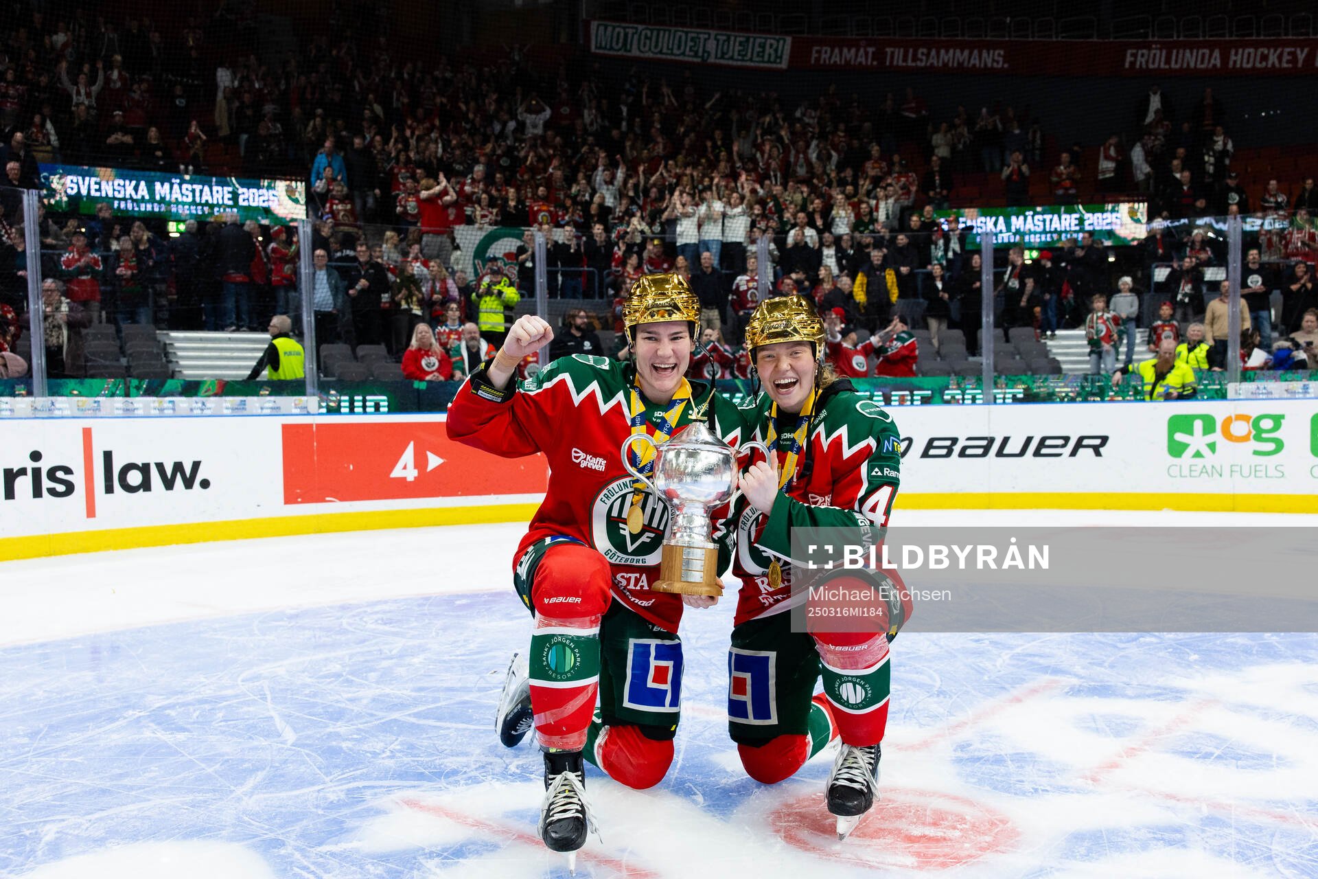 Frölundas Alva Johnsson och Paula Bergström jublar med