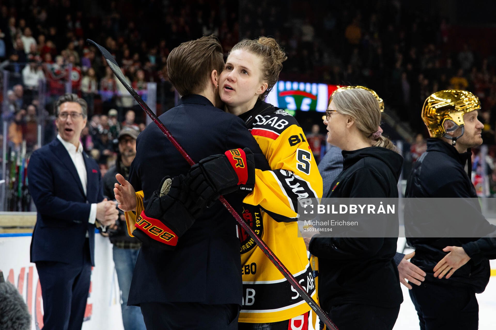 Luleås Johanna Fällman gratulerar Frölundas tränare