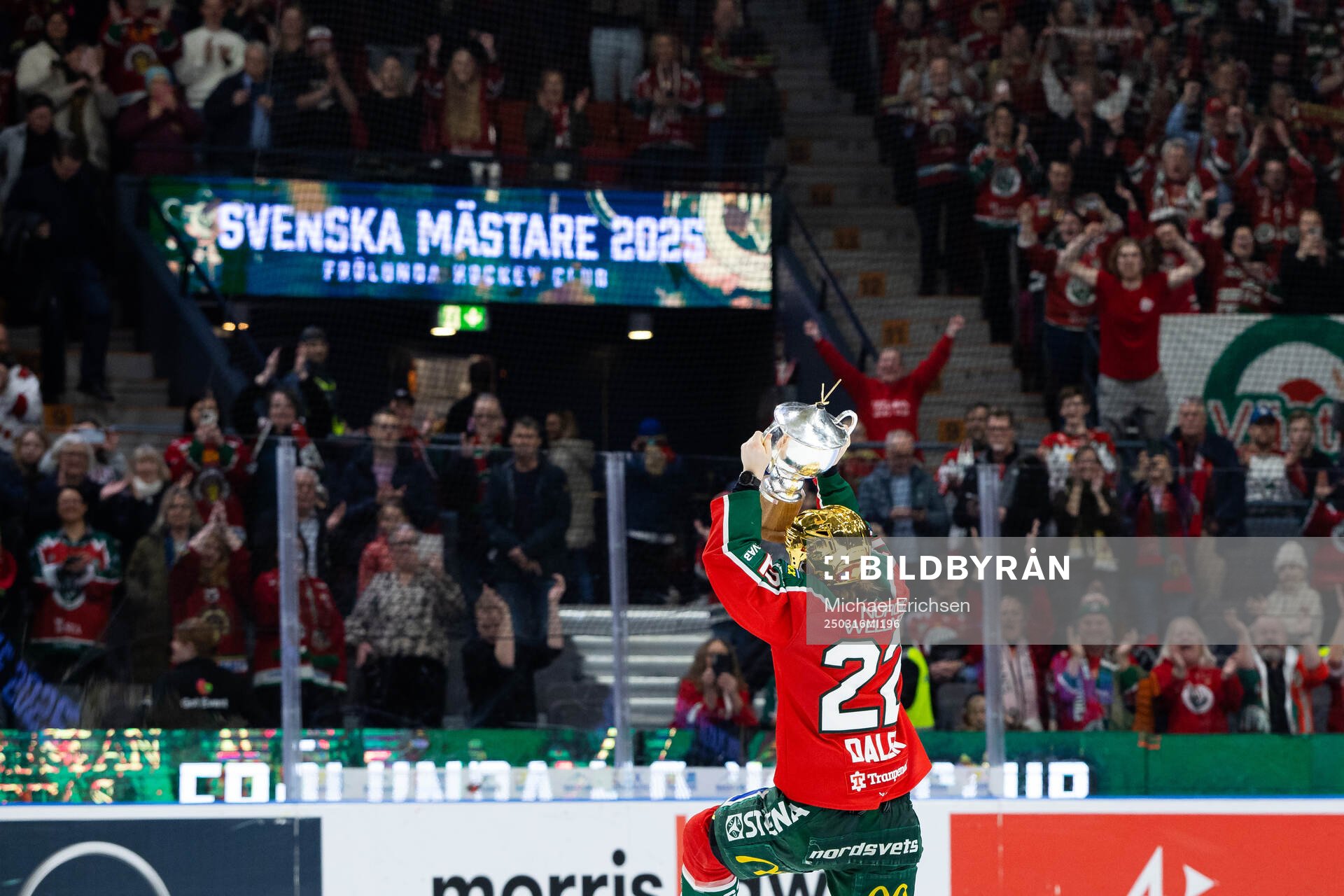 Frölundas Andrea Dalen jublar med pokalen