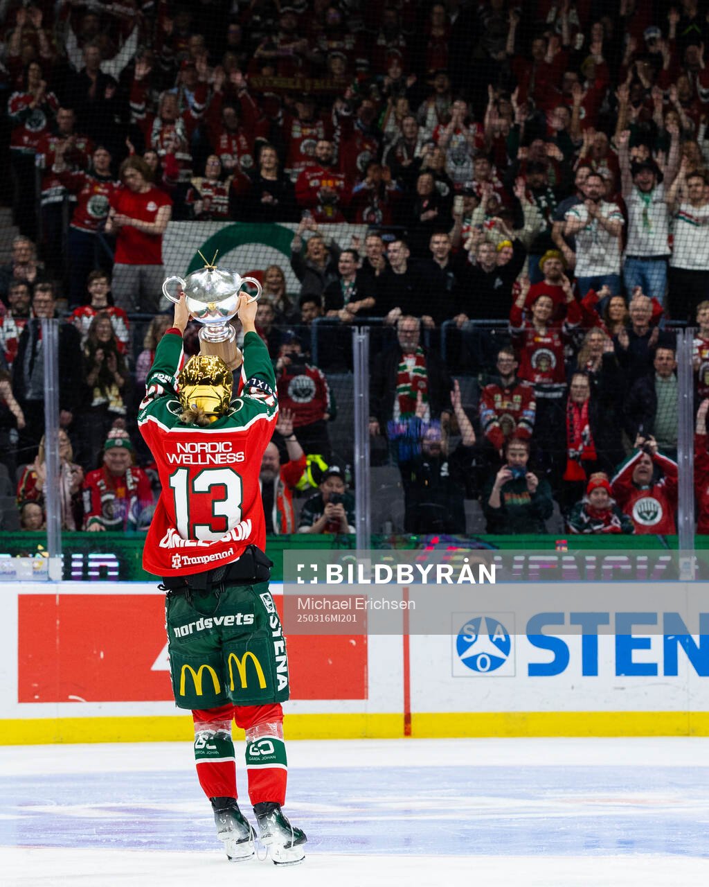 Frölundas Edit Danielsson jublar med pokalen
