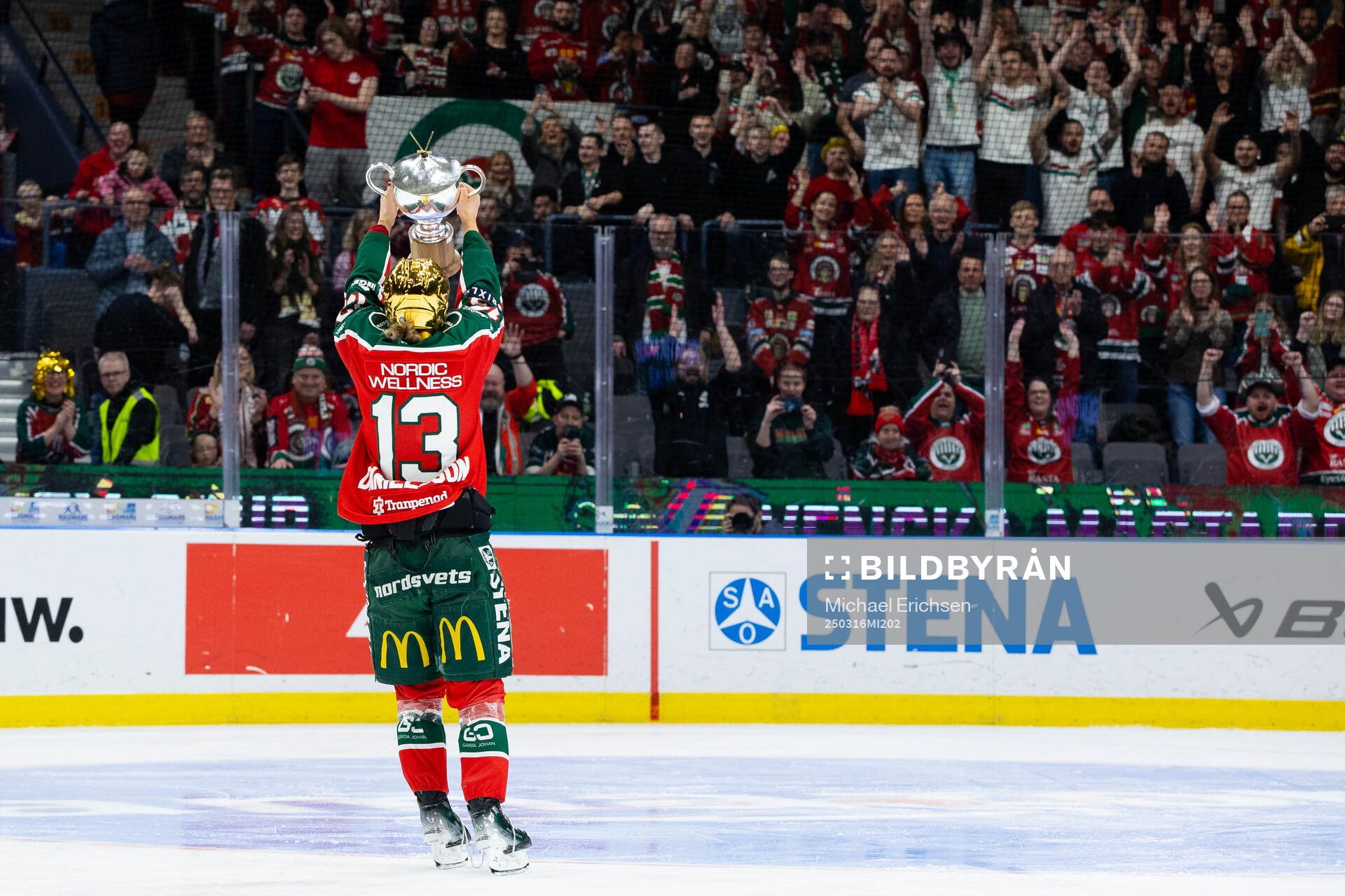 Frölundas Edit Danielsson jublar med pokalen