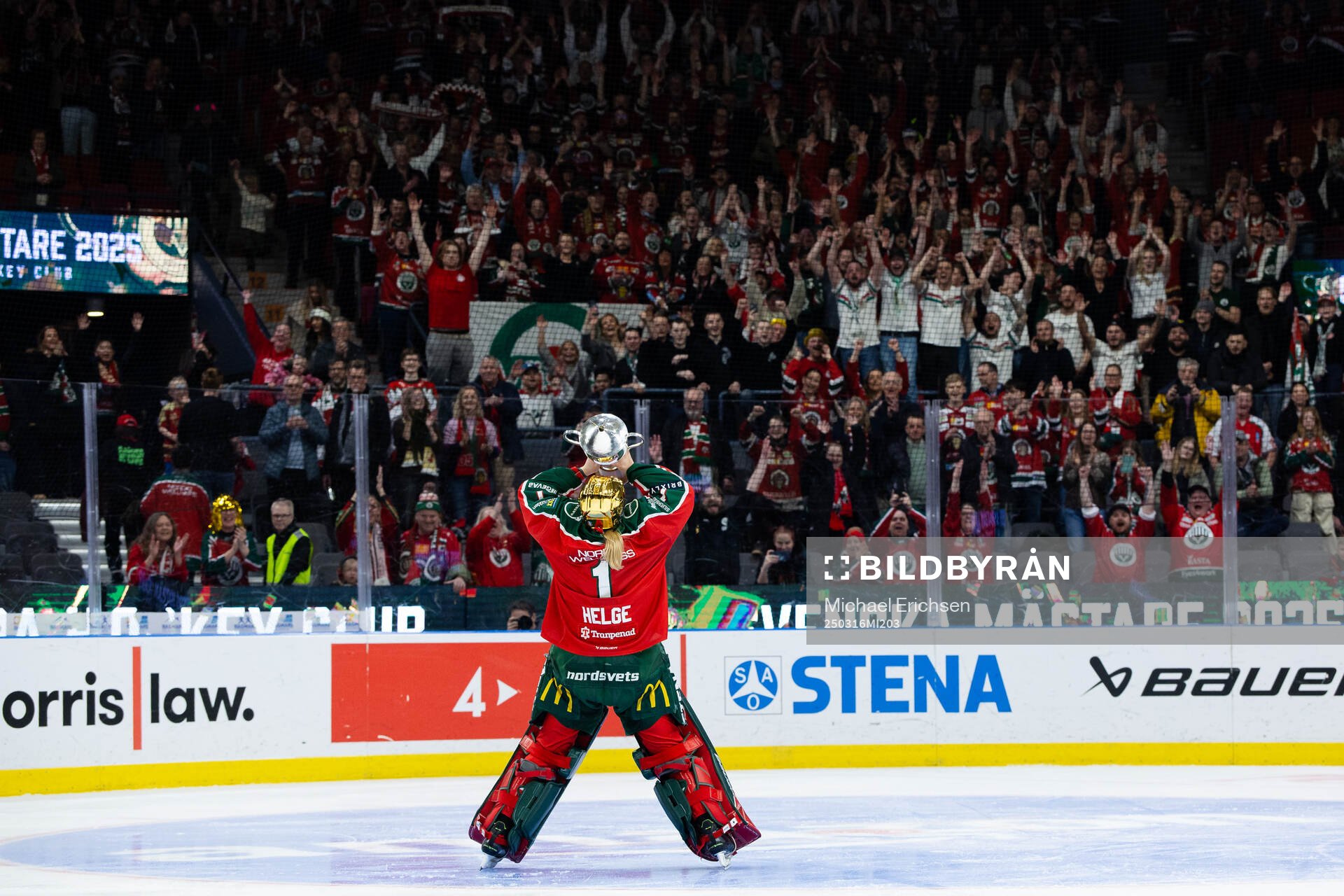 Frölundas målvakt Maja Helge jublar med pokalen