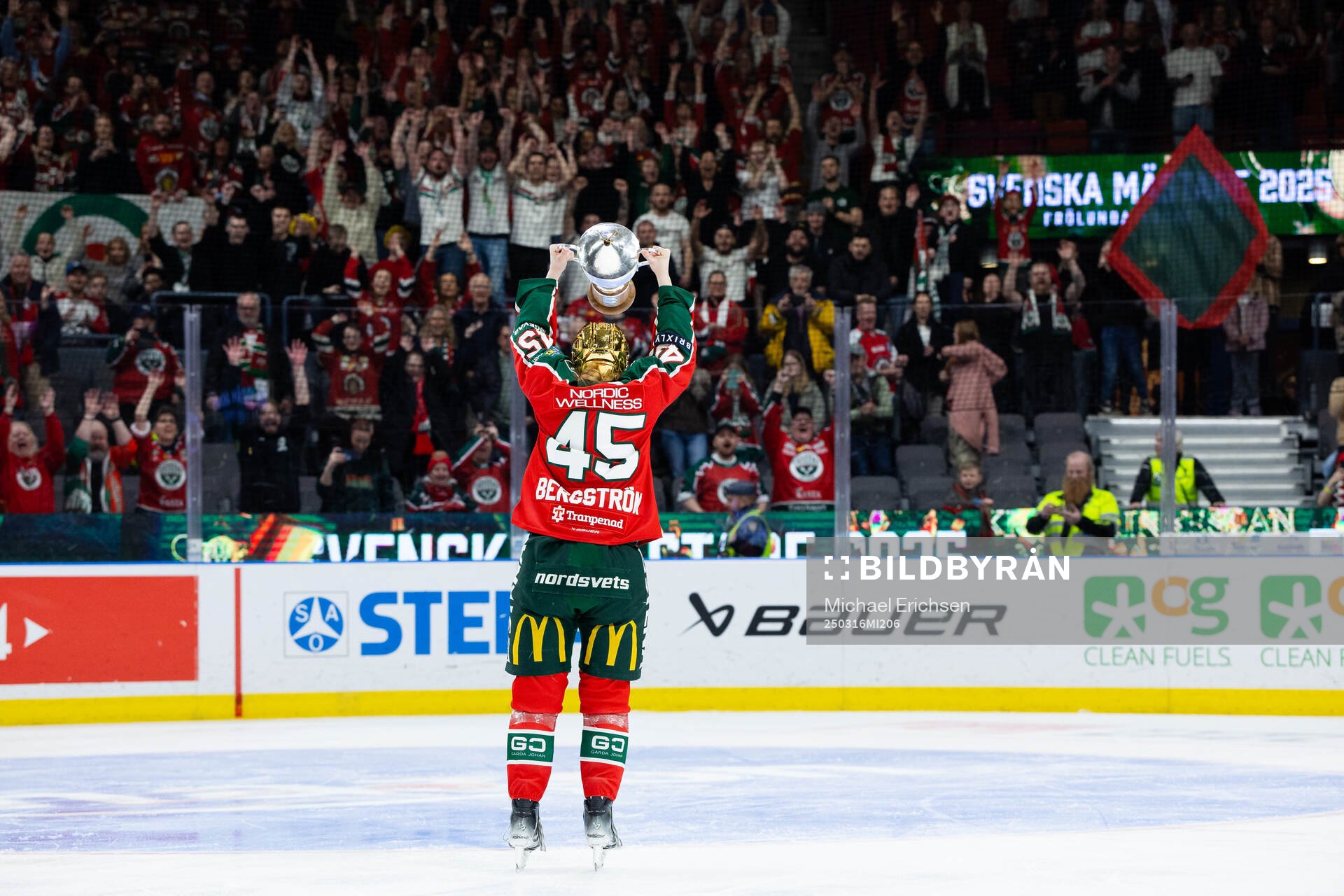Frölundas Paula Bergström jublar med pokalen