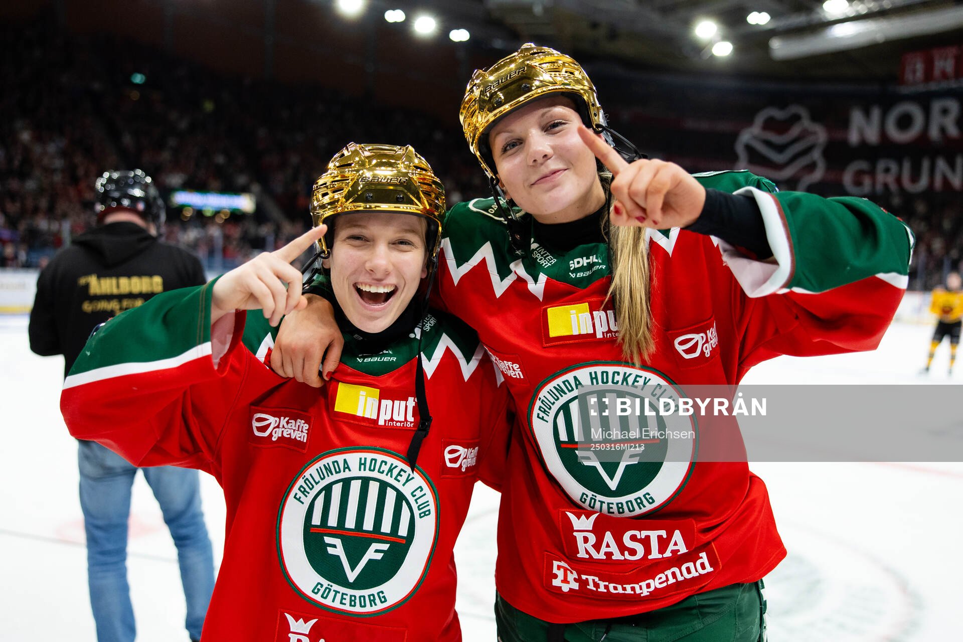 Frölundas Emilia Bergeby Hallbeck och Ella Hellman jublar