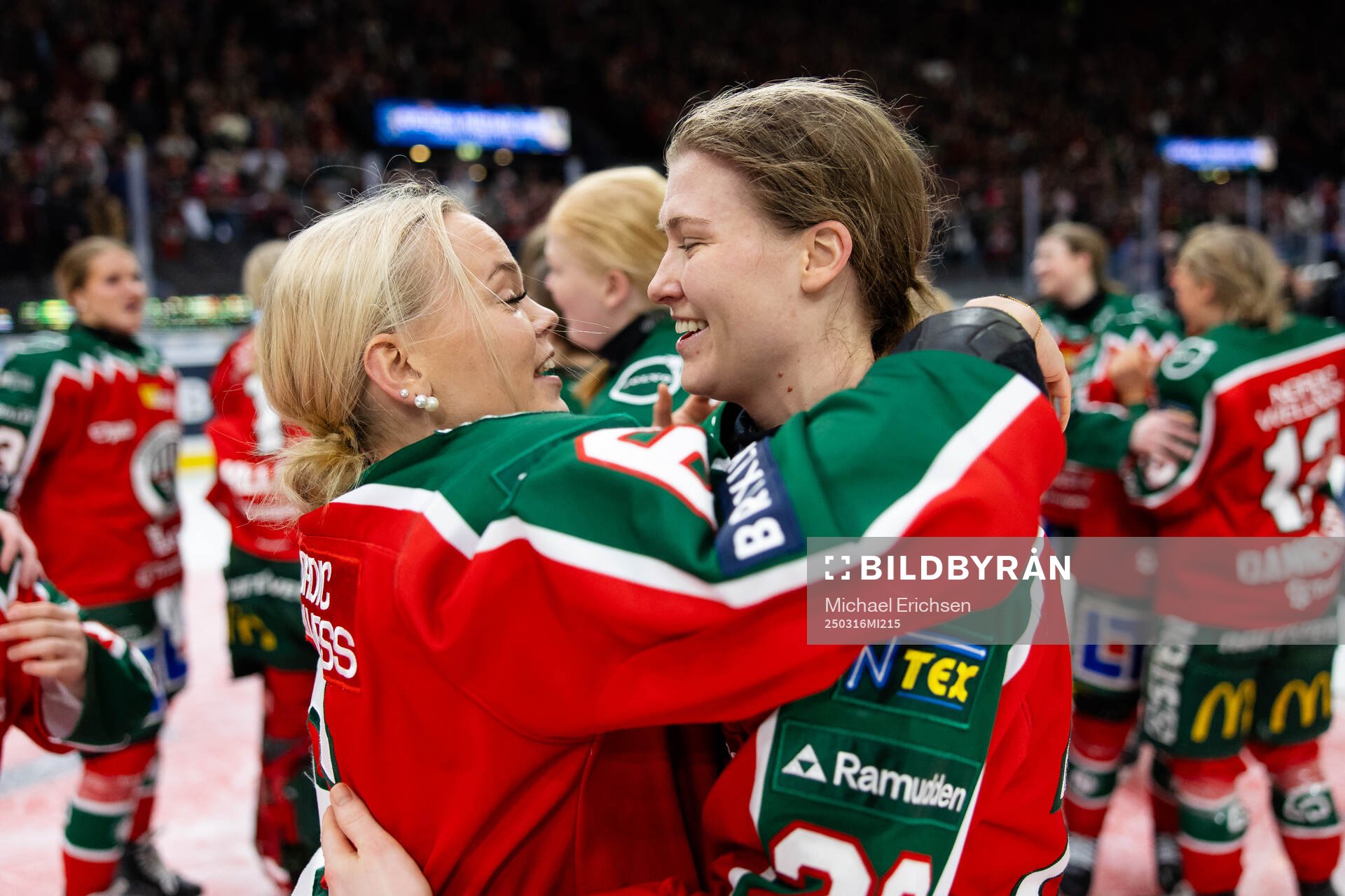 Frölundas Maja Beverin och Andrea Dalen jublar