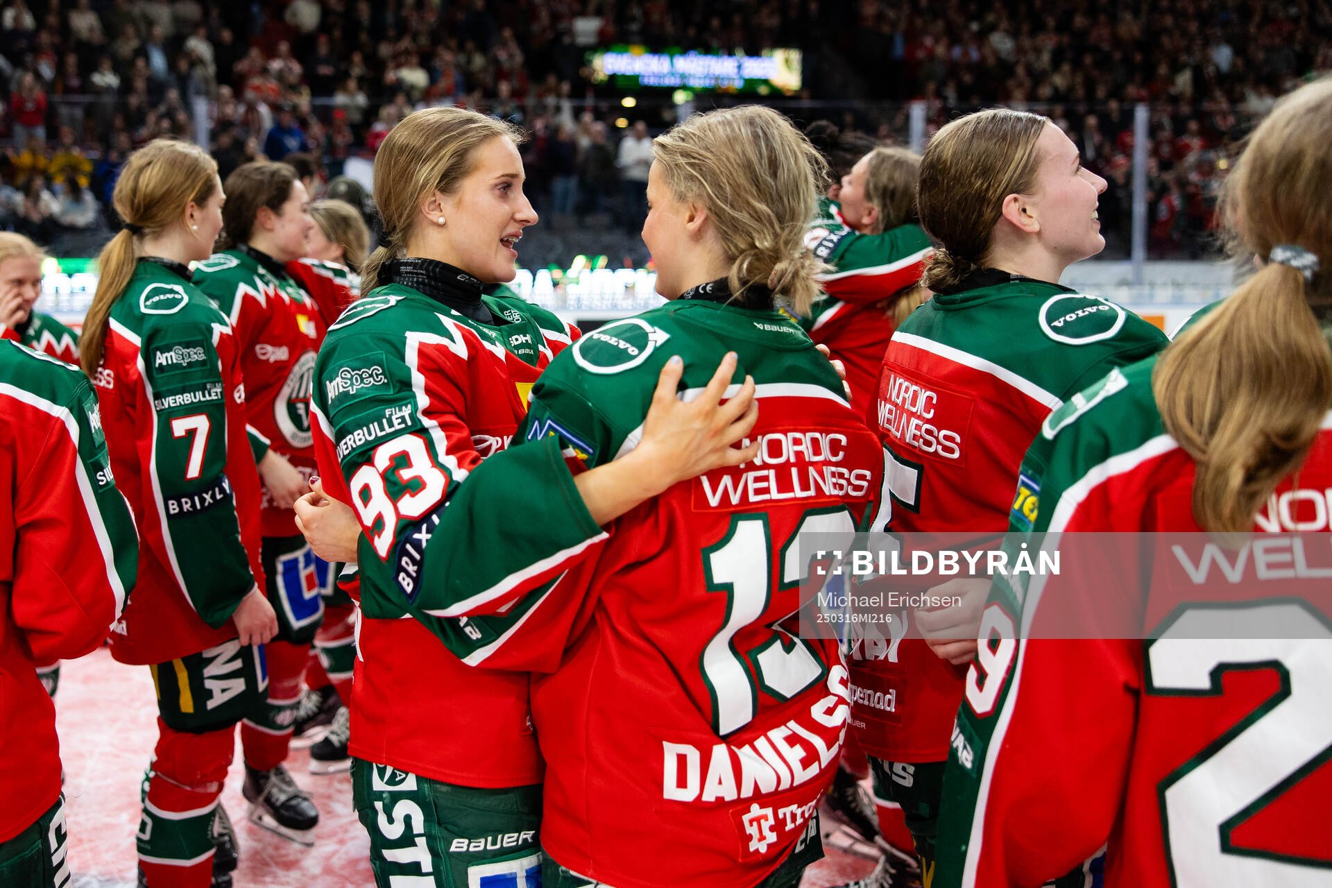 Frölundas Nellie Svensson och Edit Danielsson  jublar