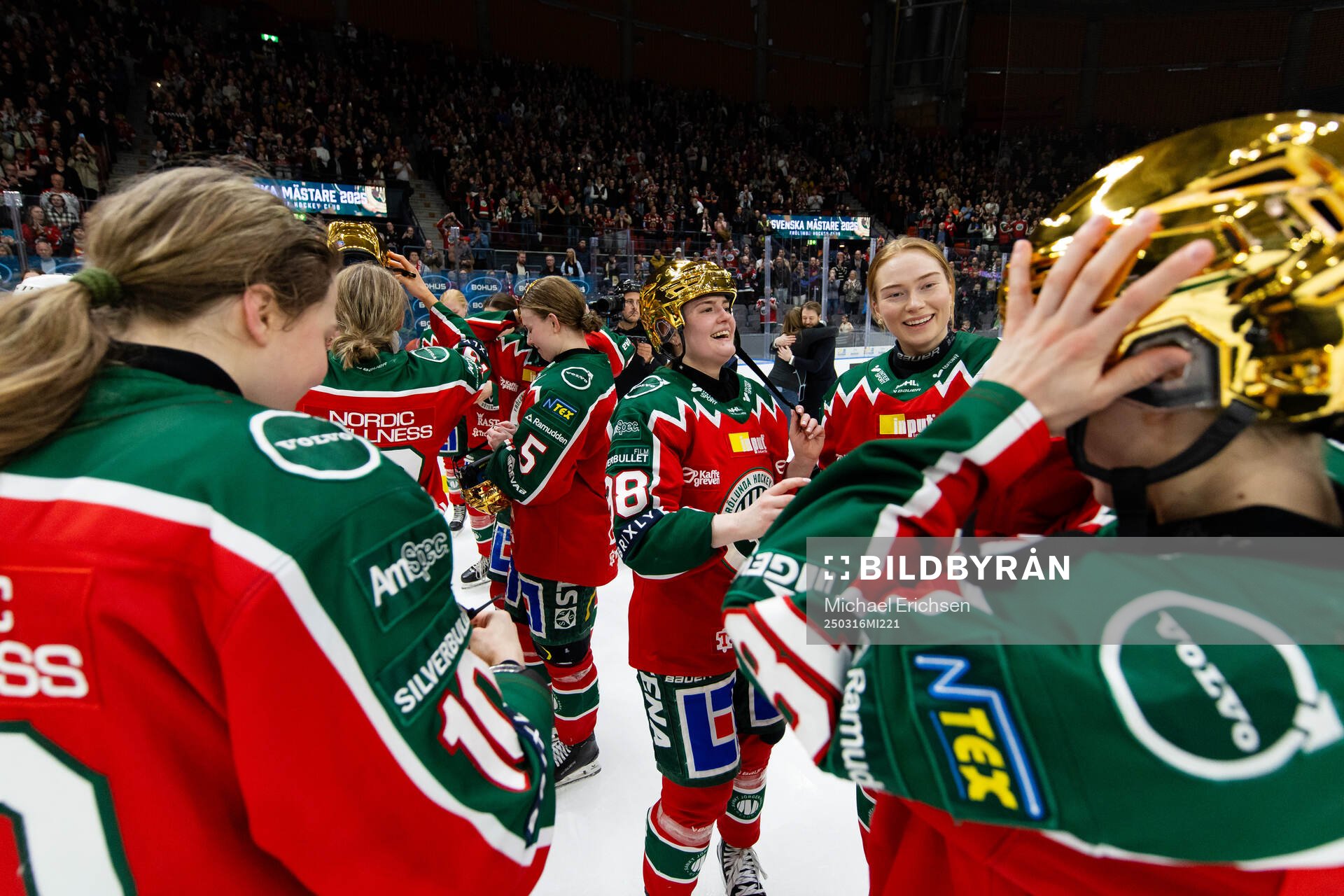 Frölundas Felicia Linder och Sanni Rantala jublar
