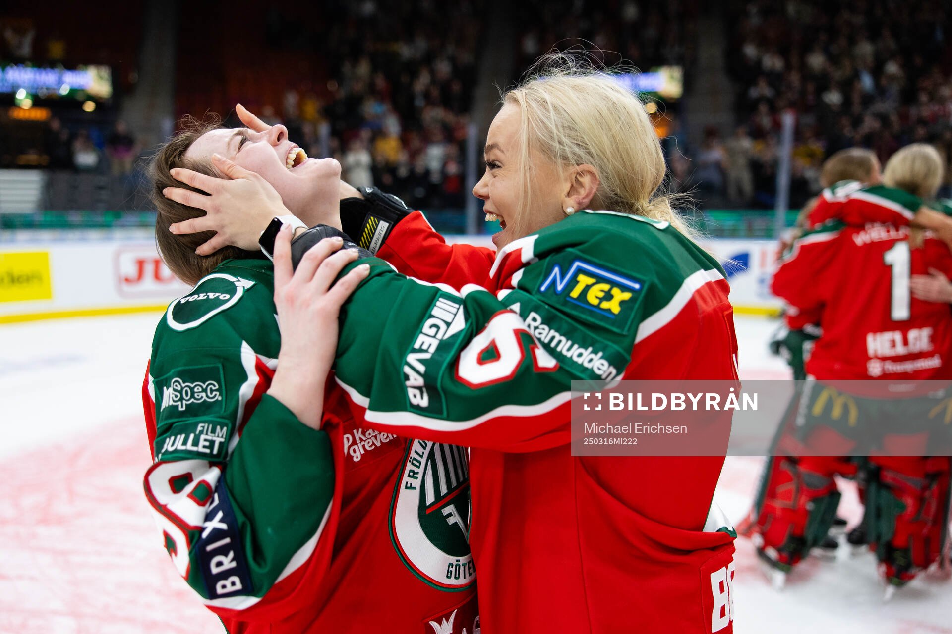 Frölundas Felicia Linder och Maja Beverin jublar