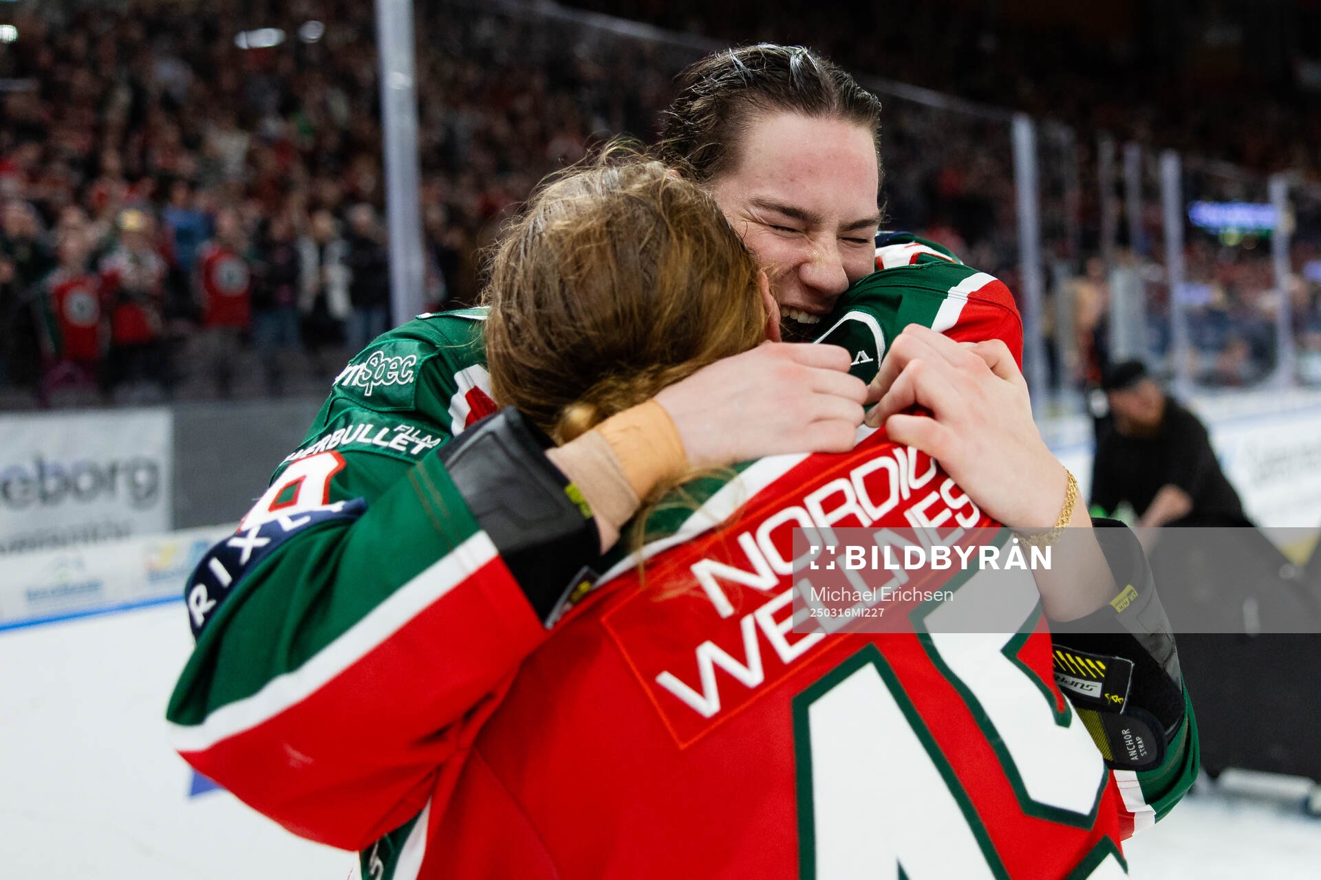 Frölundas Alva Johnsson och Paula Bergström jublar