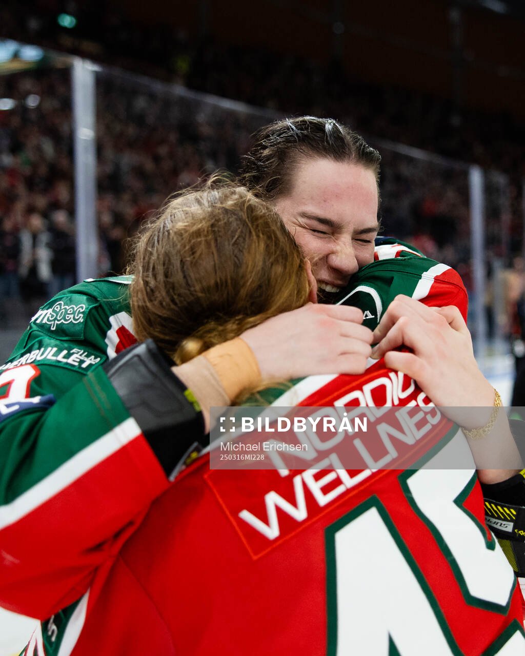 Frölundas Alva Johnsson och Paula Bergström jublar