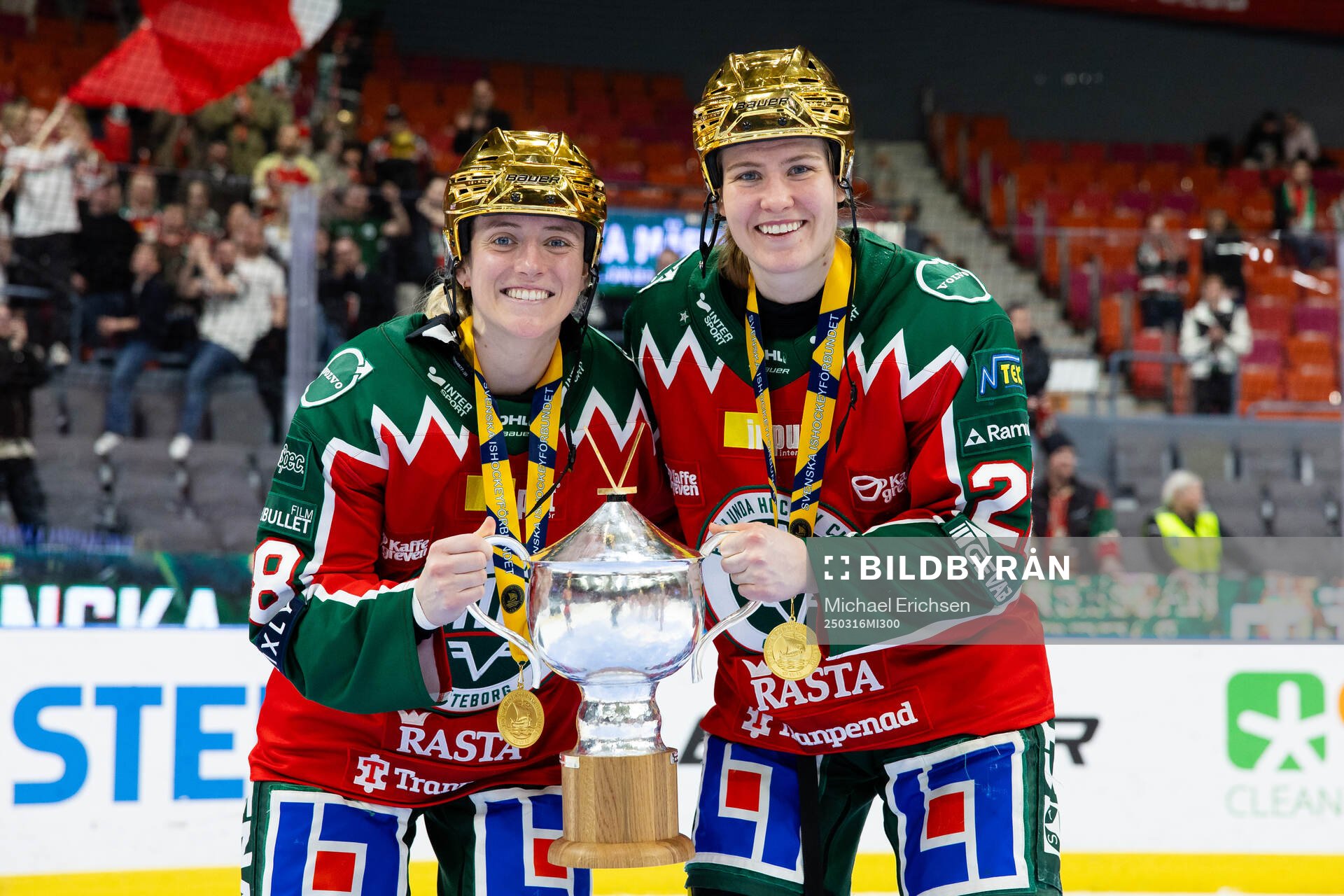 Frölundas Sydney Brodt och Andrea Dalen jublar med pokalen